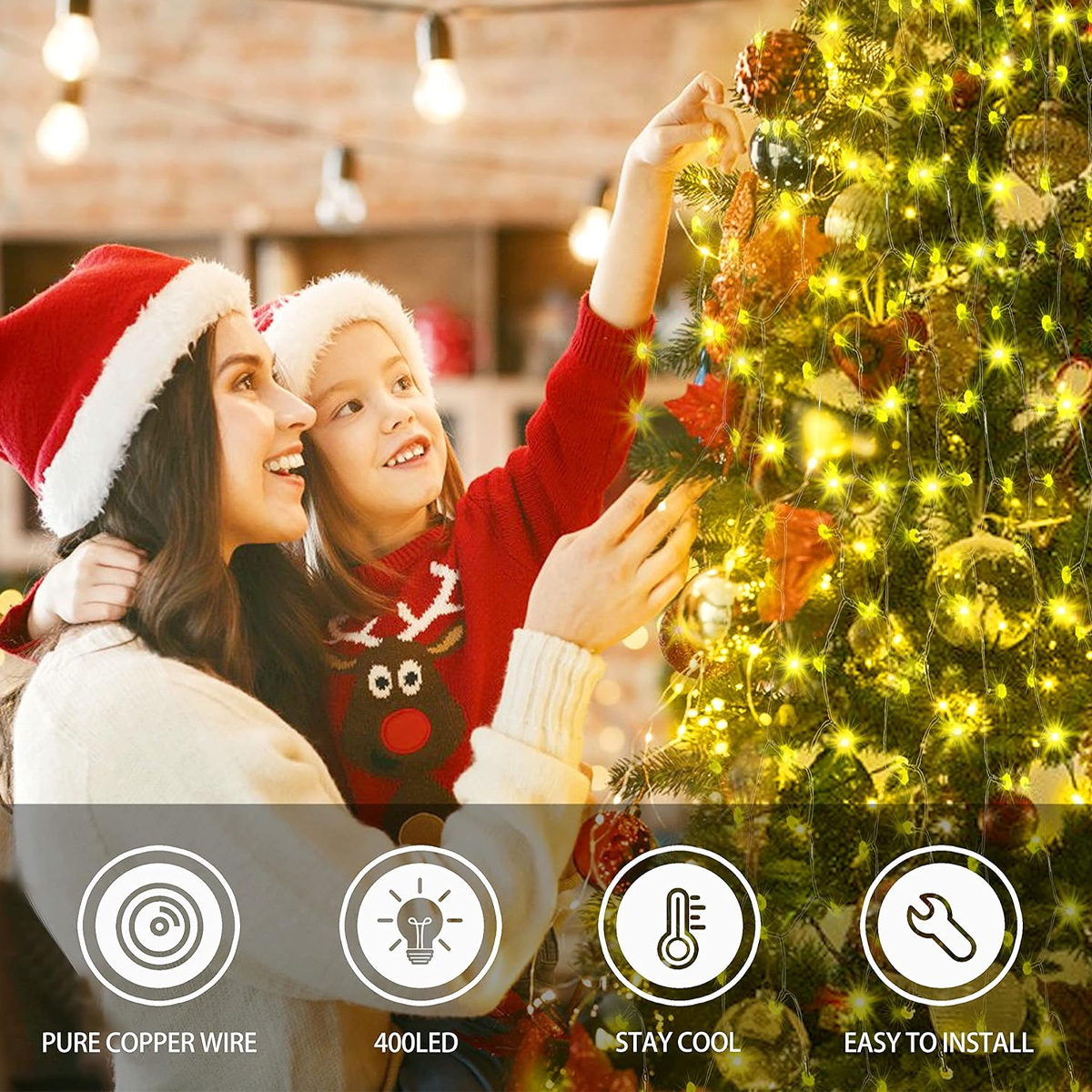 Mutter und Kind in Weihnachtsmützen schmücken einen Baum mit hellen Lichterketten.