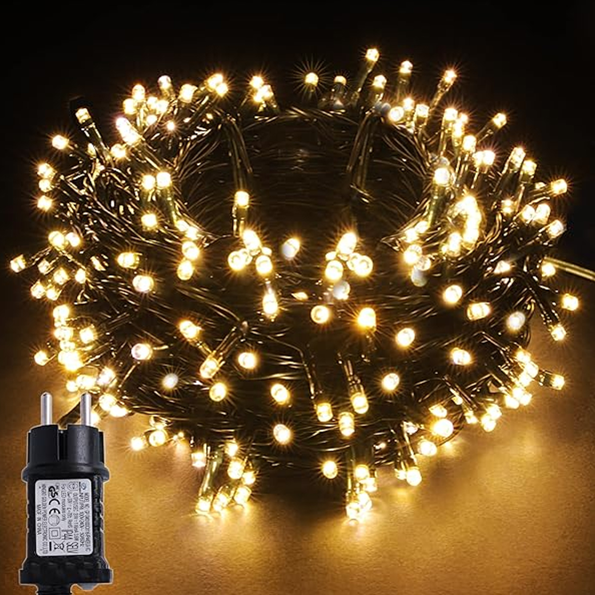 Aufgerollte warmweiße LED-Lichterkette mit schwarzem Kabel und EU-Stecker.