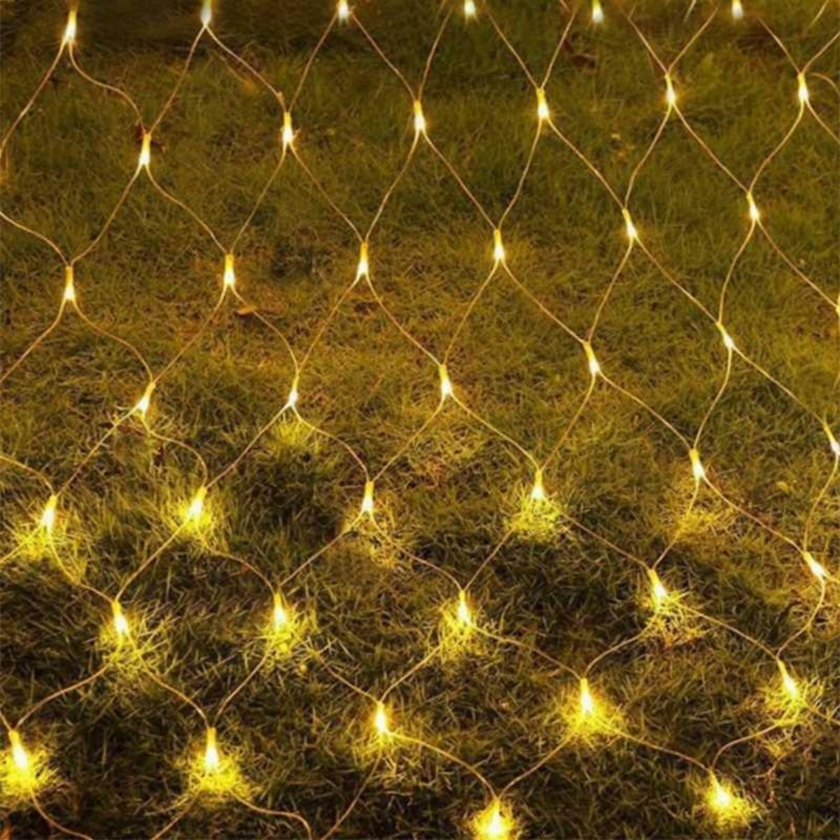 Ein Netz aus warmweißen LED-Lichterketten liegt über einer grünen Rasenfläche.