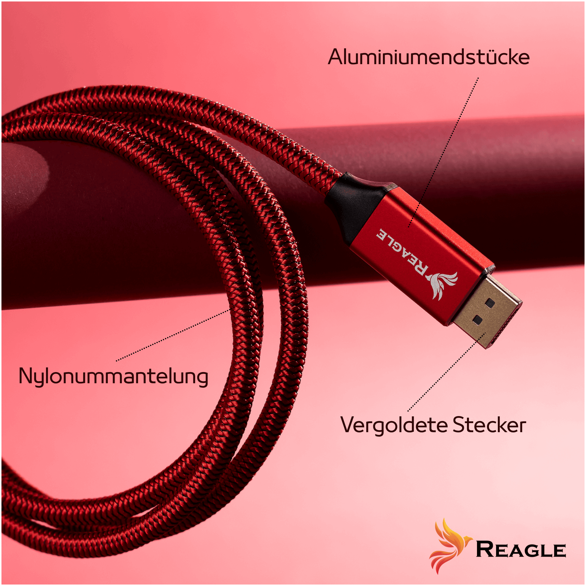 Cable trenzado rojo con conector de aluminio y enchufe chapado en oro, con etiquetas en alemán sobre fondo rosa.