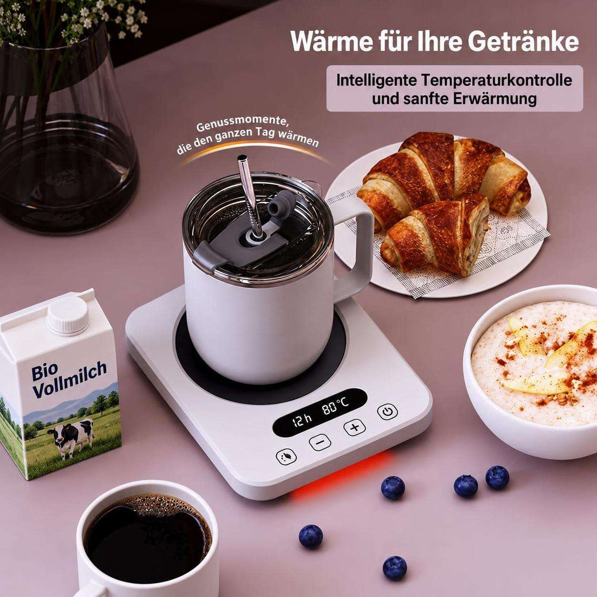Ein weißer Becher auf einer intelligenten Wärmeplatte, umgeben von Milch, Croissants, Müsli und Kaffee.
