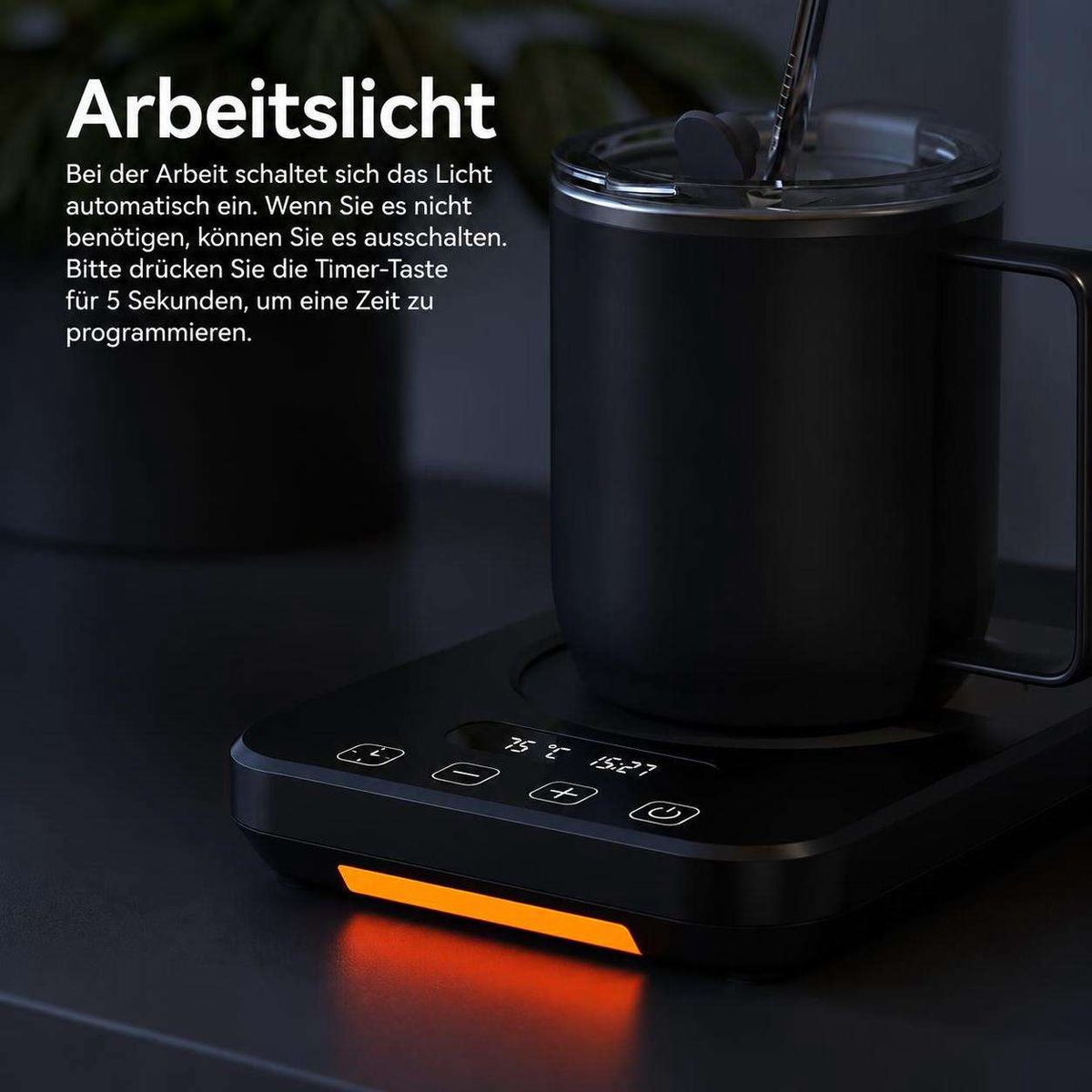 Schwarze Tasse auf einer beheizten Unterlage mit digitalen Bedienelementen und gelber Akzentbeleuchtung.
