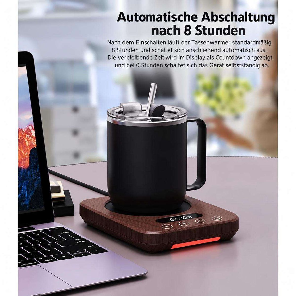 Schwarze Tasse auf Holz-Tassenwärmer mit Display, neben Laptop auf Schreibtisch.
