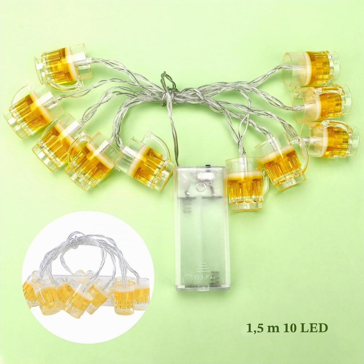 Eine Lichterkette mit 10 LED-Bierkrug-Miniaturen, verbunden mit einem Batteriefach auf grünem Hintergrund.