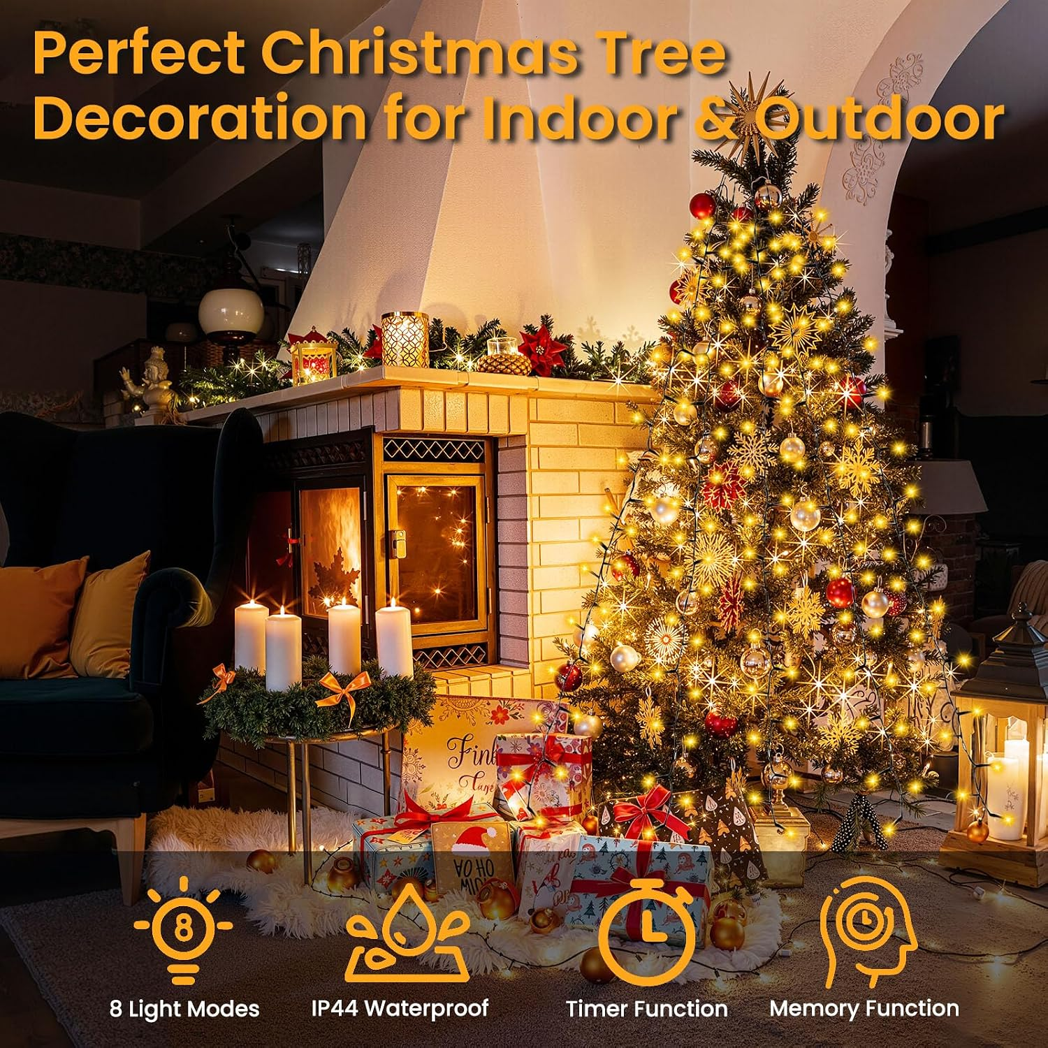 Ein beleuchteter Weihnachtsbaum neben einem Kamin mit Geschenken.