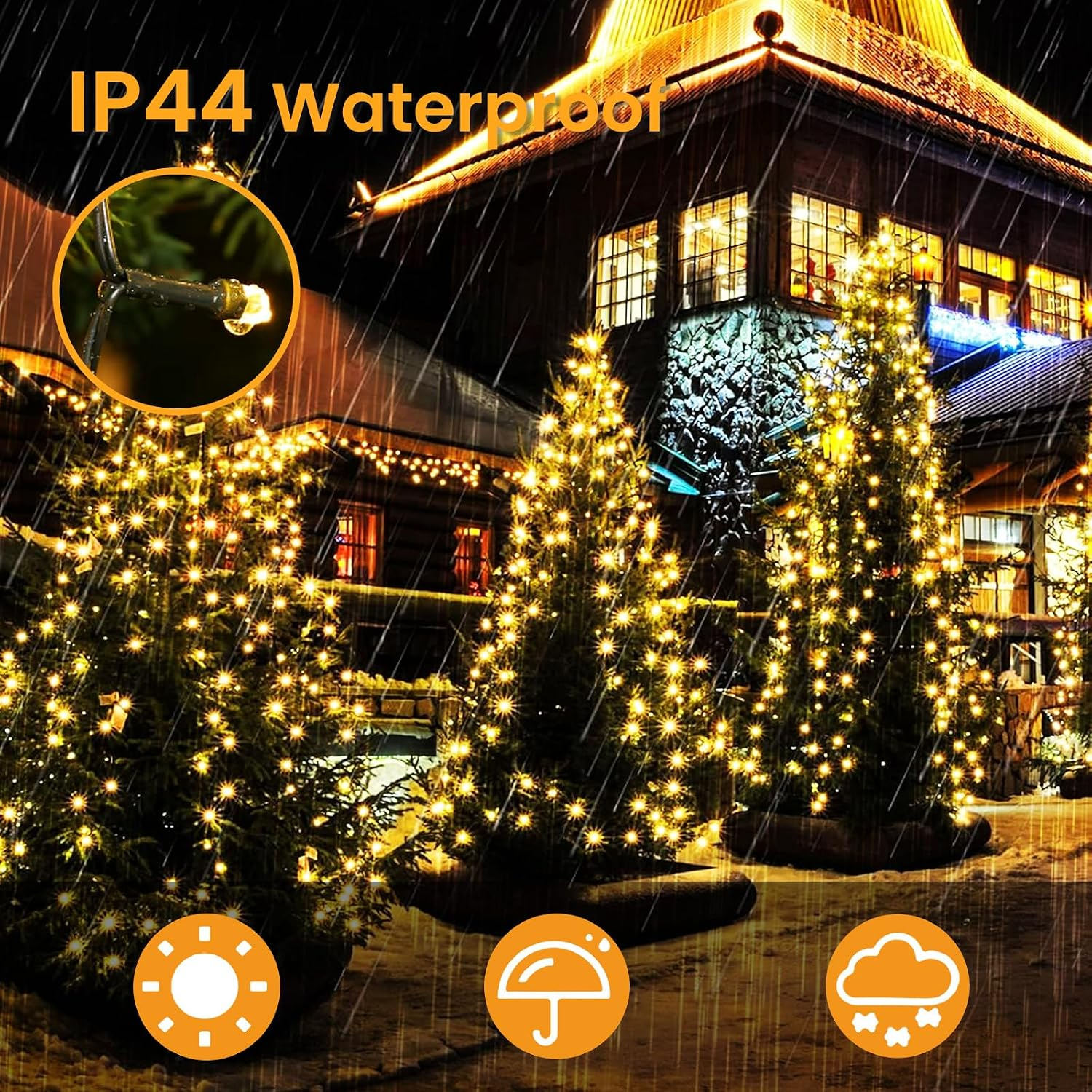 Wasserdichte Lichterketten an beleuchteten Weihnachtsbäumen vor einem Gebäude bei Nacht und Regen.