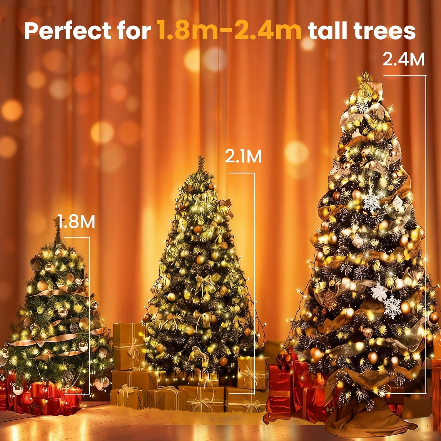 Drei beleuchtete Weihnachtsbäume mit Größen von 1,8m, 2,1m und 2,4m stehen vor Geschenken und goldenem Vorhang.