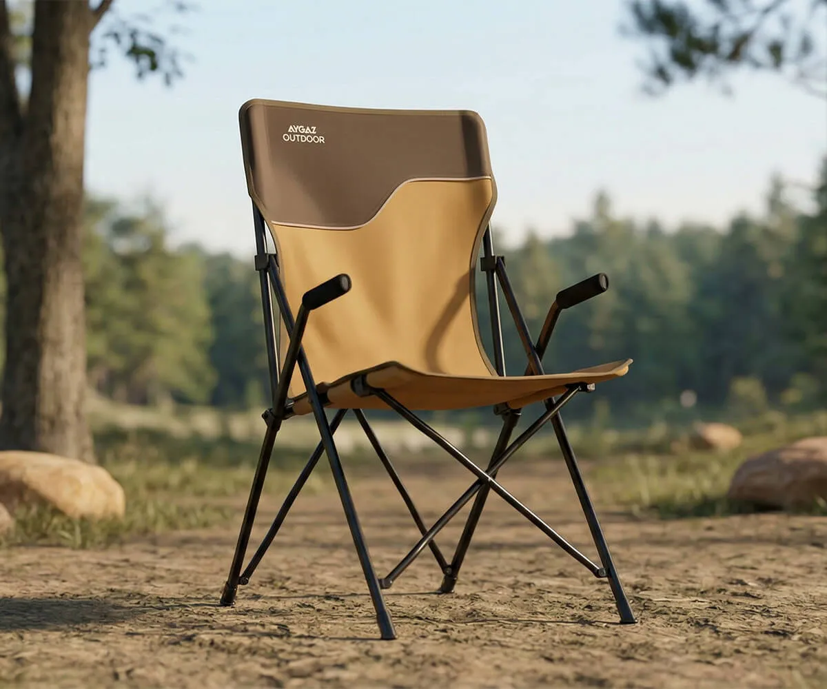 Kahverengi ve bej renkli Aygaz Outdoor katlanır kamp sandalyesi toprak zeminde duruyor.
