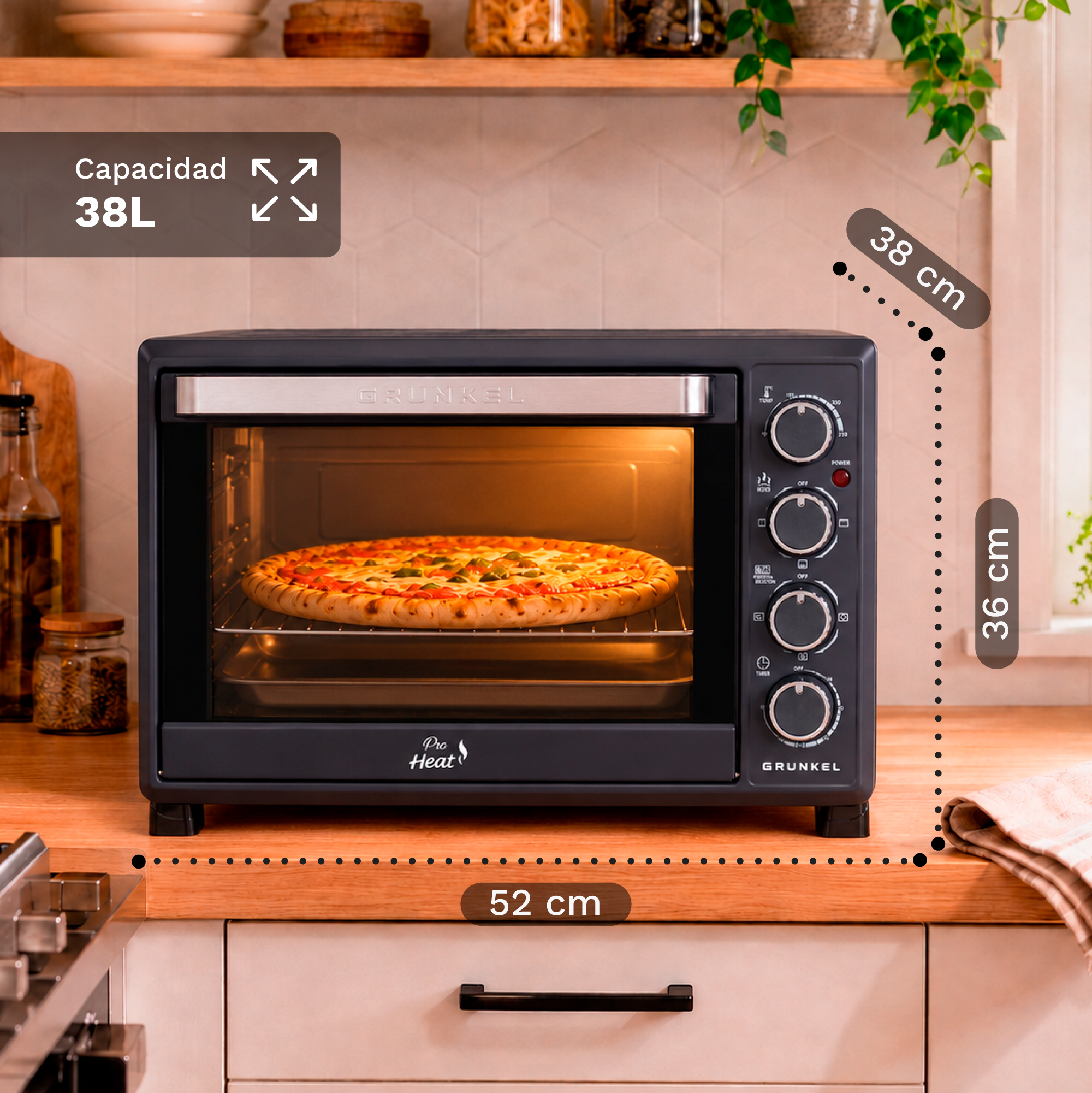 Un horno negro con pizza dentro, de 52x38x36 cm y 38L de capacidad.