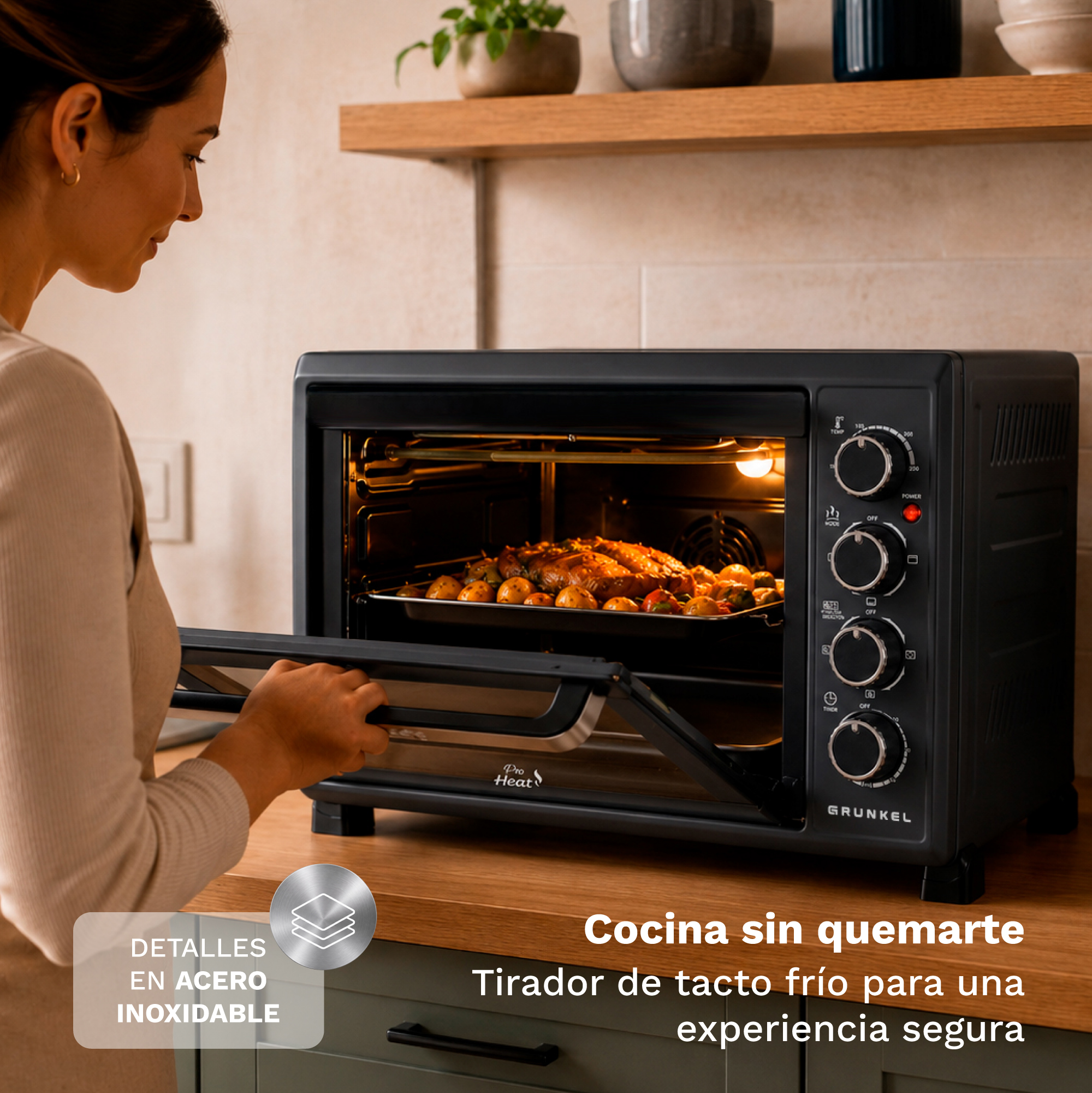 Una mujer abre un mini horno negro en una encimera de cocina con comida asada dentro.