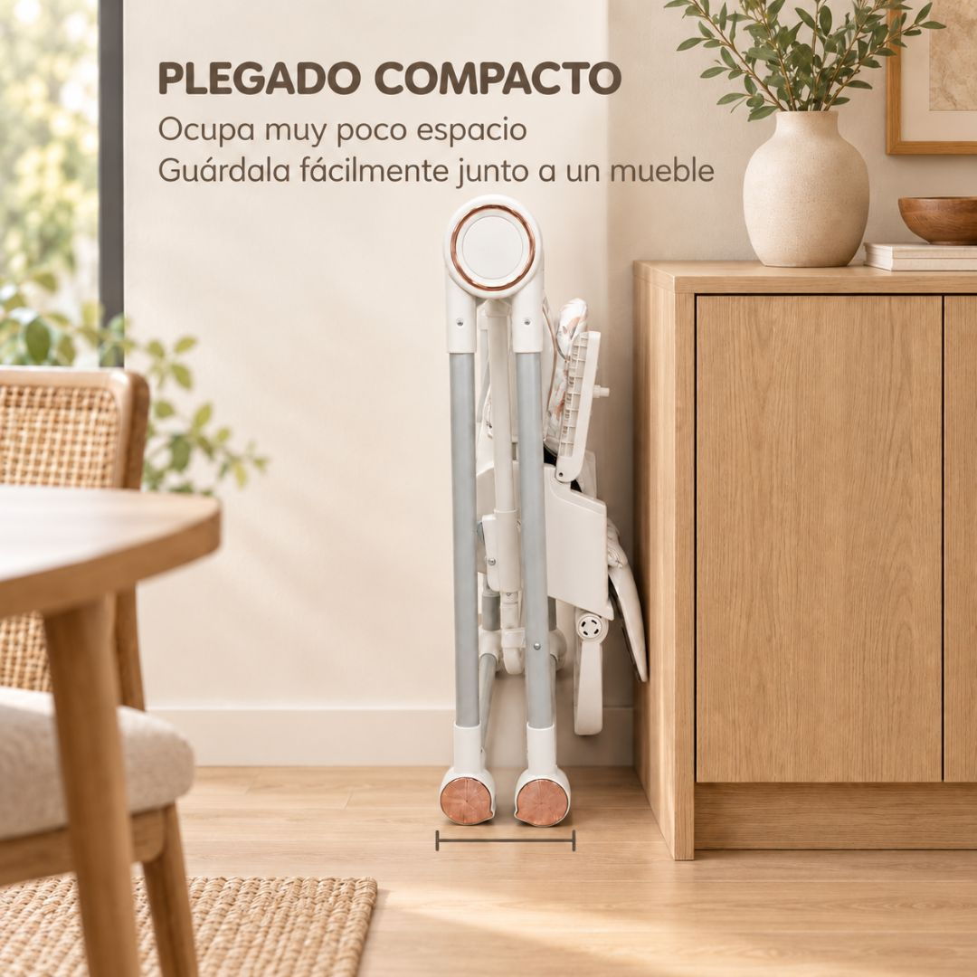 Una trona plegada blanca y gris se encuentra de forma compacta junto a un mueble de madera clara.