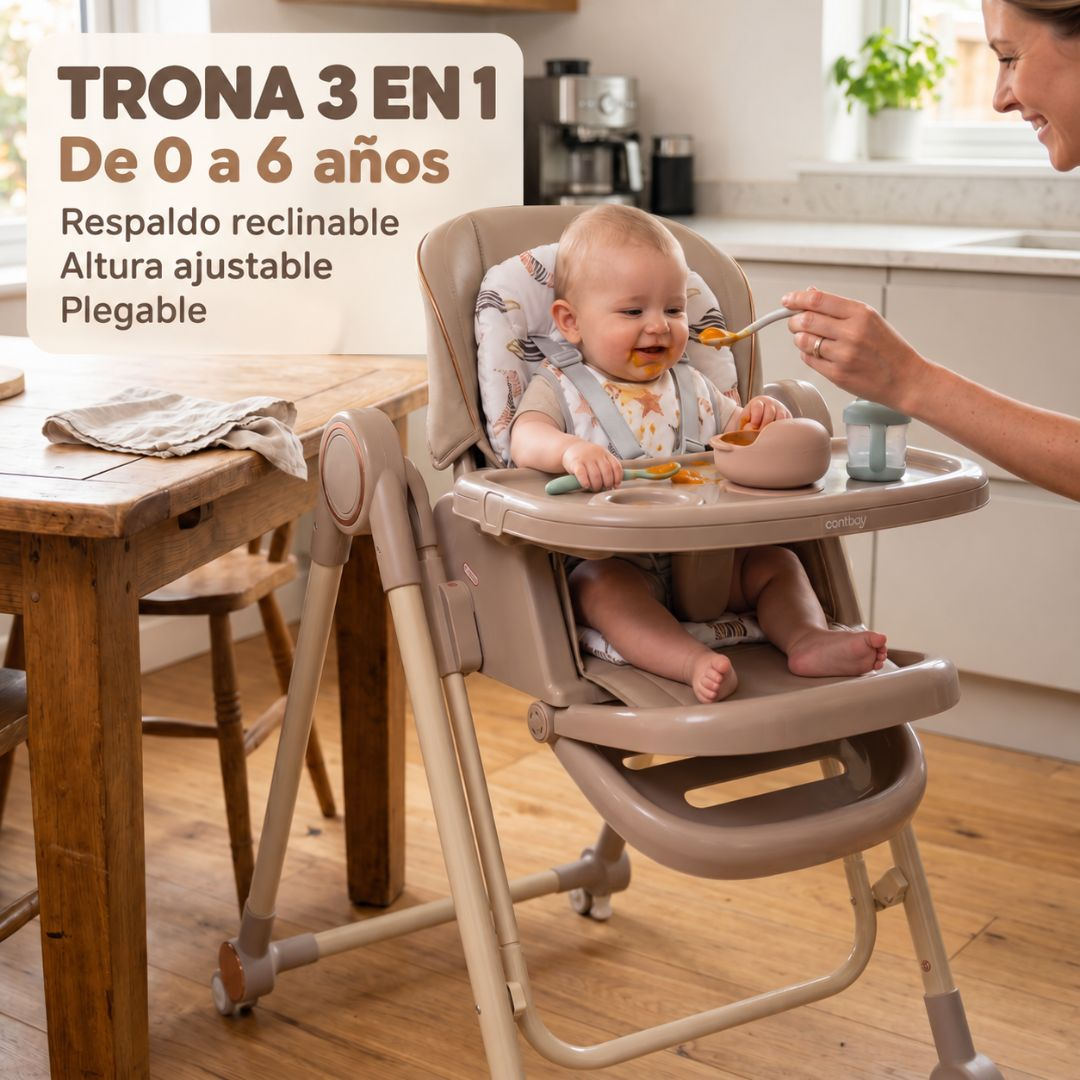 Un bebé está sentado en una trona beige mientras una persona lo alimenta.