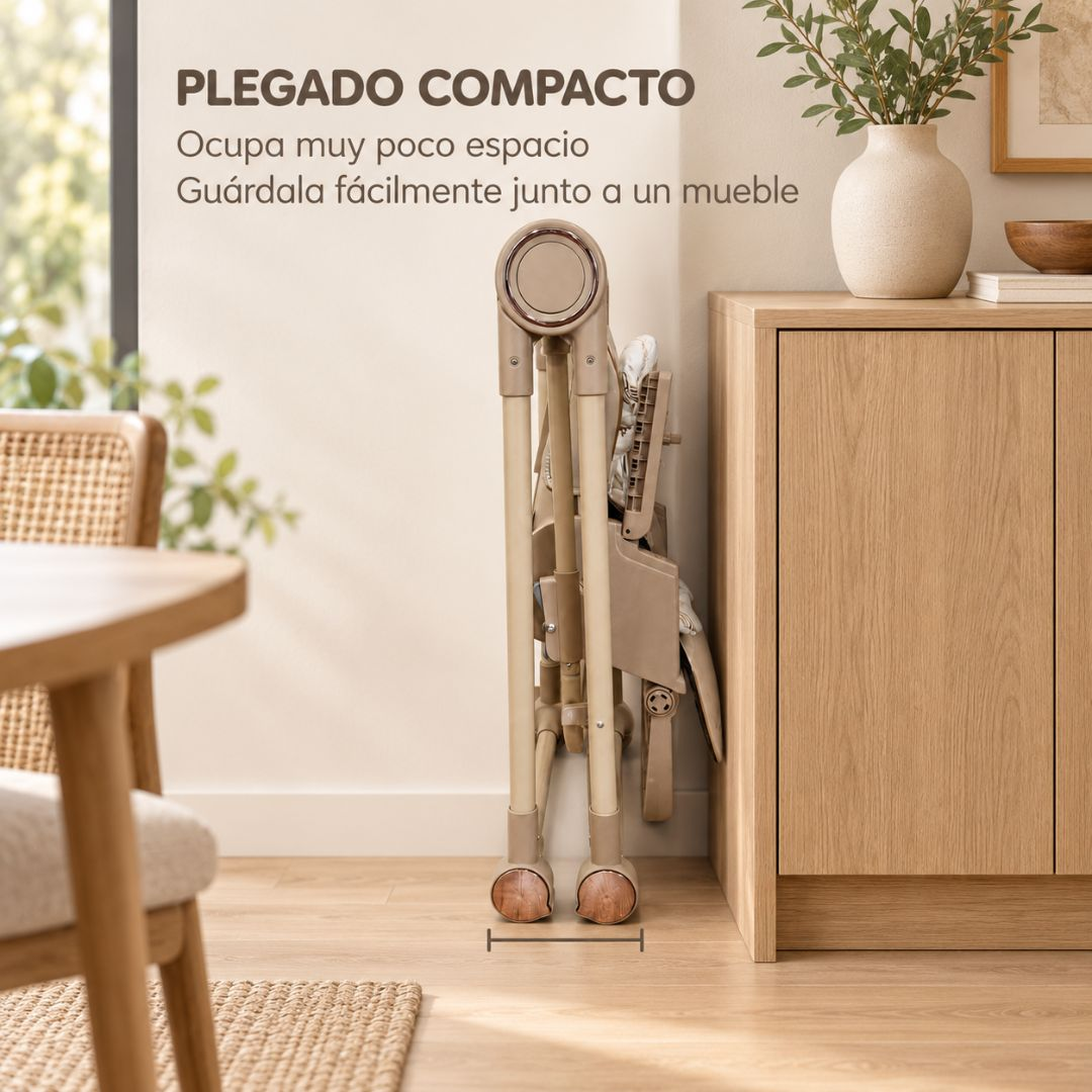 Una trona beige plegada se encuentra de forma compacta junto a un armario de madera.