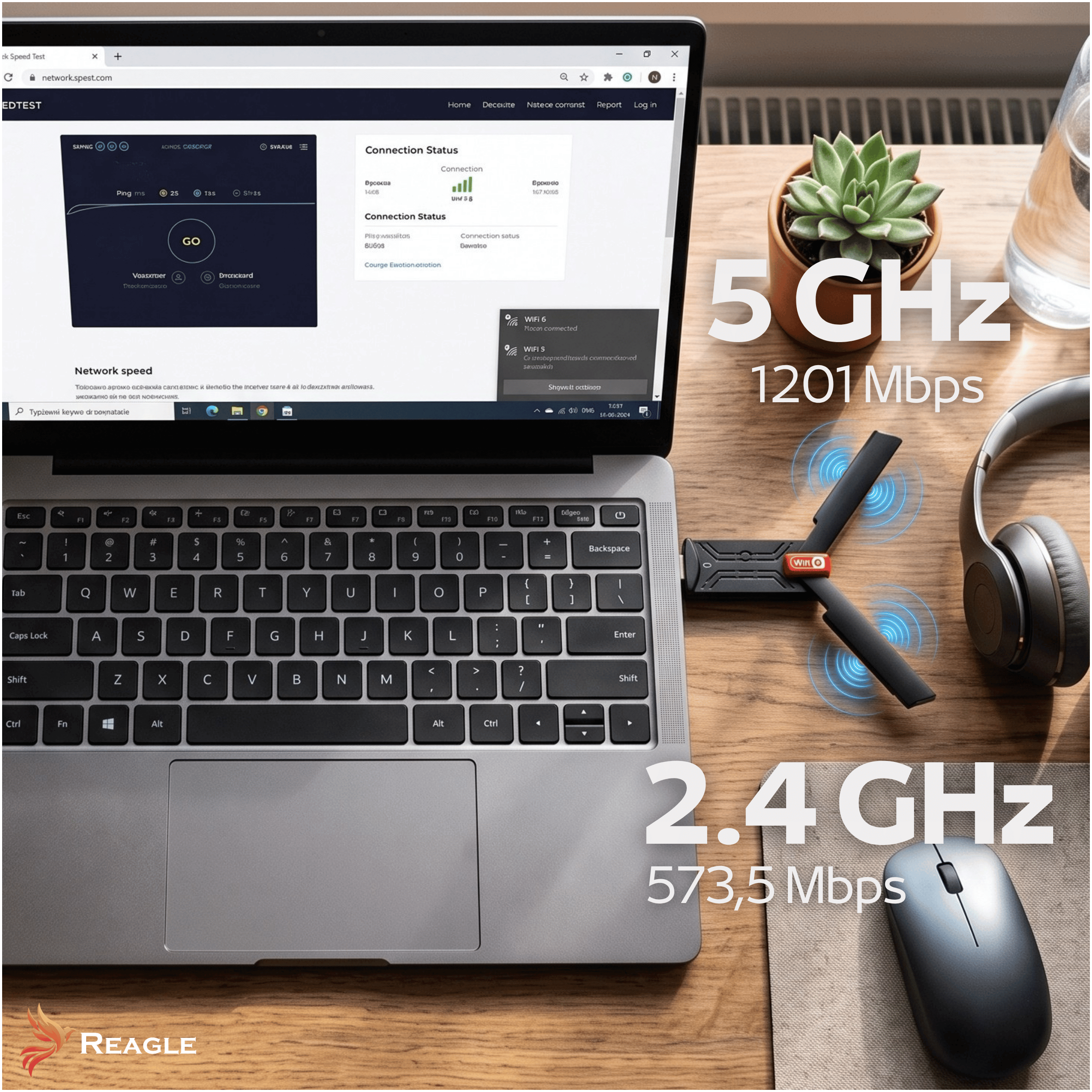 Laptop z testem prędkości, adapter USB, słuchawki, myszka i sukulent na drewnianym biurku.