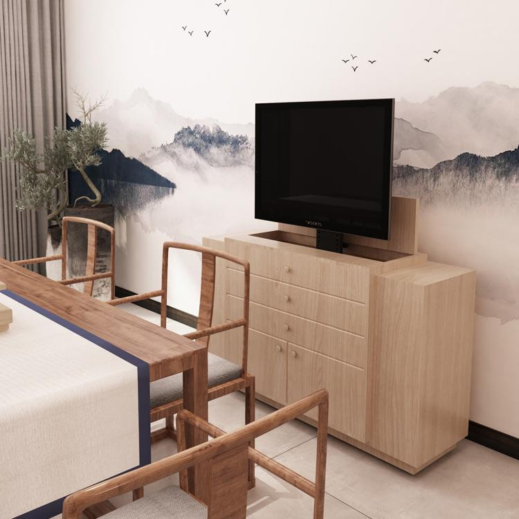 Boyalı bir dağ duvarının önünde, yemek masası ve sandalyelerin yanında TV'li ahşap bir dolap.