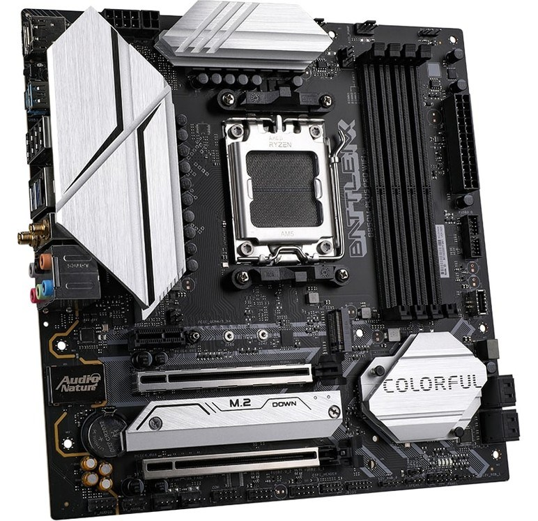 Gümüş soğutuculara, CPU soketine ve RAM yuvalarına sahip siyah bir bilgisayar anakartı.