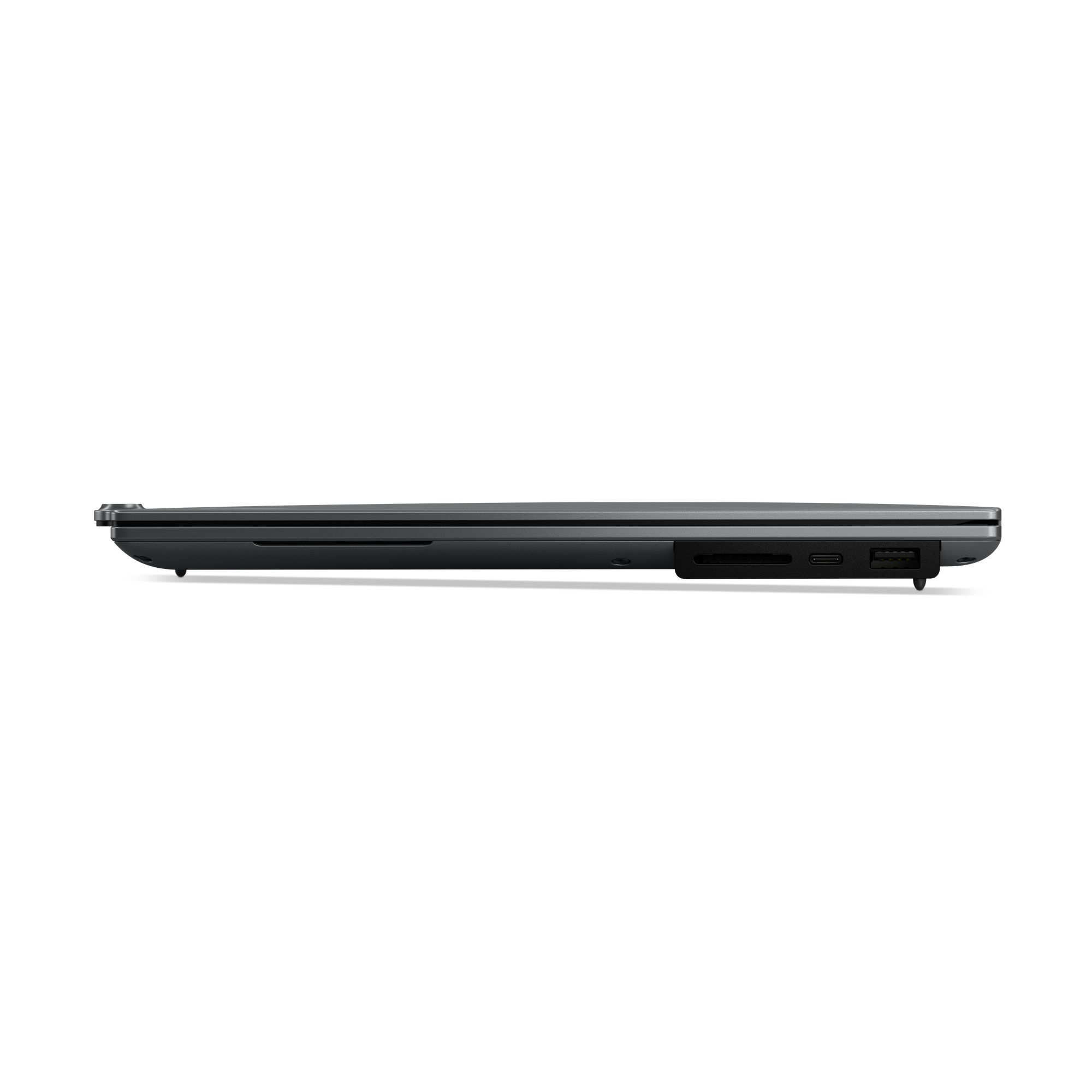 Zijaanzicht van een donkergrijze laptop met poorten, een kaartlezer en voetjes op een witte achtergrond.