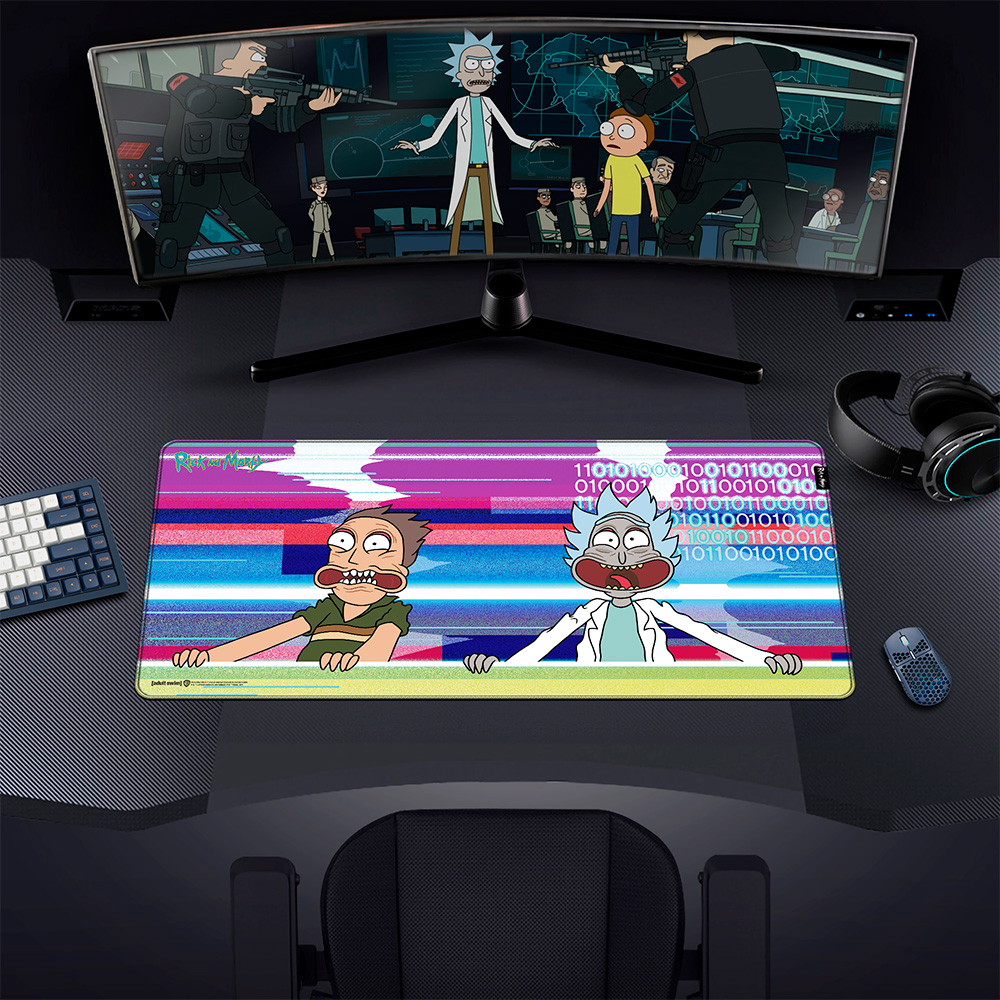 Ein Gaming-Schreibtisch mit einer gebogenen Bildschirm, Maus, Tastatur, Kopfhörern und einer Rick und Morty-Schreibtischunterlage.