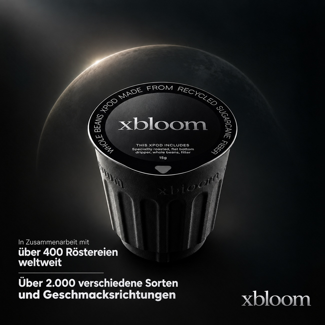 Ein schwarzer xBloom-Pod mit weißem Text vor dunklem Hintergrund mit Mond und deutschem Text links.