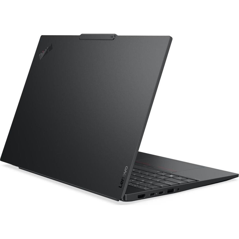 Ein geschlossener schwarzer Lenovo Laptop steht auf weißem Hintergrund mit sichtbarem Logo und Anschlüssen.