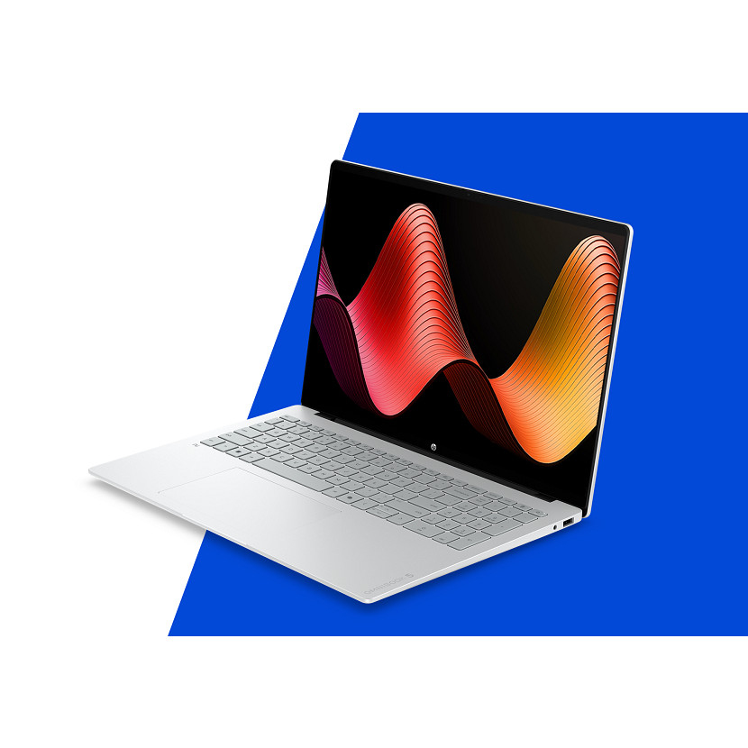 Ein silberner Laptop mit einem abstrakten rot-orangen Wellen-Hintergrundbild vor blau-weißem Hintergrund.