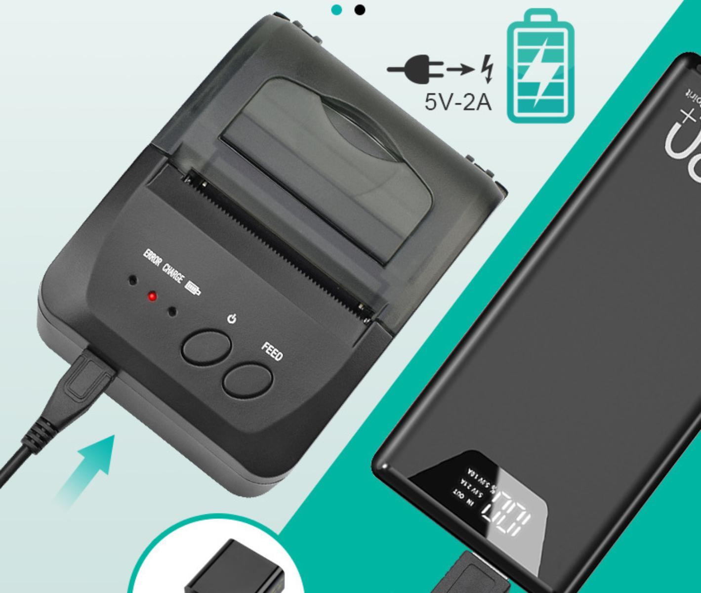 Ein schwarzer Mini-Thermodrucker an einer Powerbank, mit Symbolen für 5V-2A-Laden.