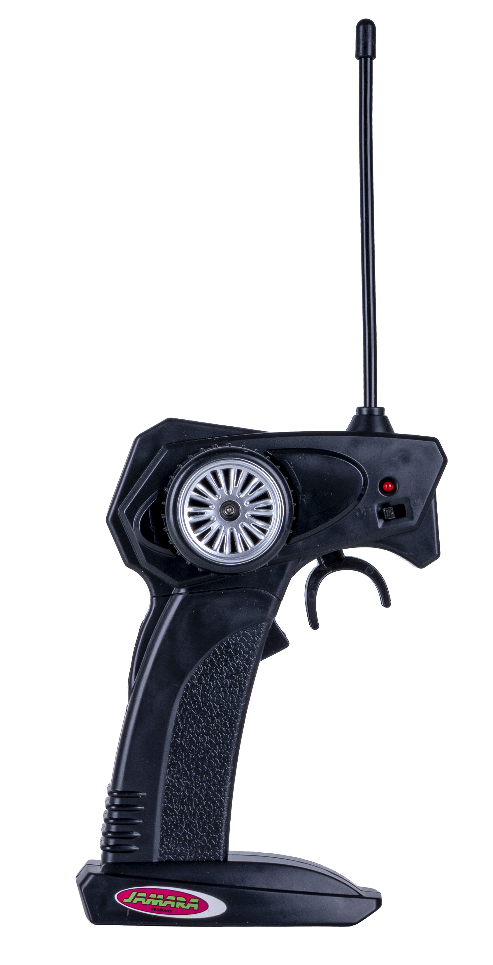Schwarze RC-Fernbedienung mit Lenkrad, Antenne und rotem Logo auf weißem Grund gegen weißen Hintergrund.