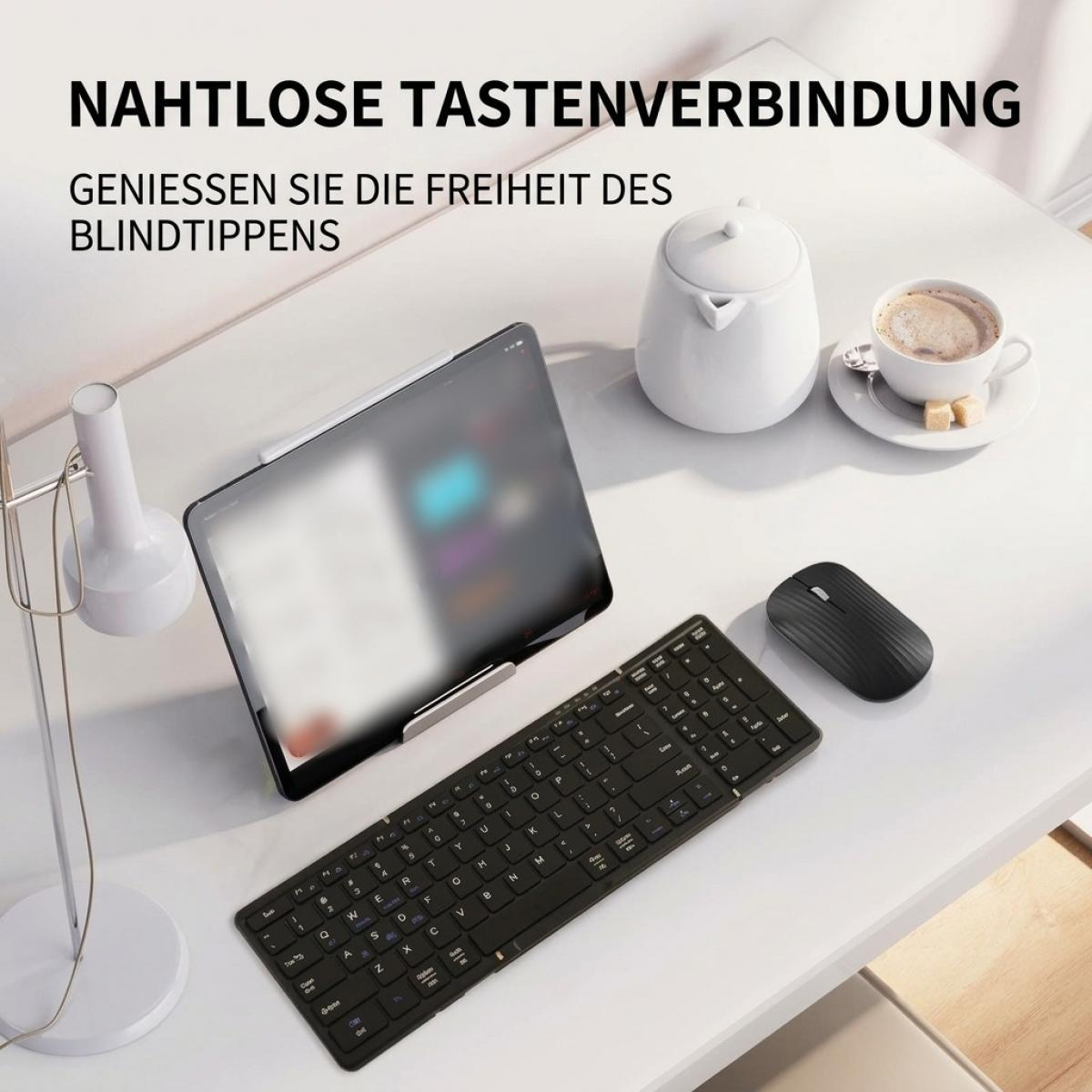 Ein weißer Schreibtisch mit Tablet, schwarzer Tastatur, Maus, Teekanne und einer Tasse Kaffee.
