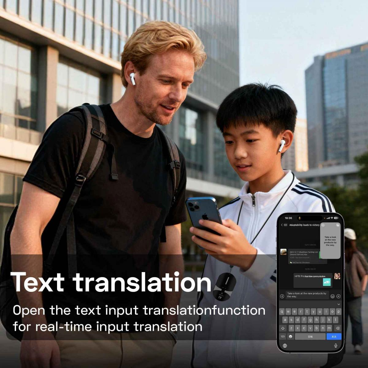 Ein Mann und ein Junge nutzen die Textübersetzung auf einem Smartphone vor einer Stadtkulisse.