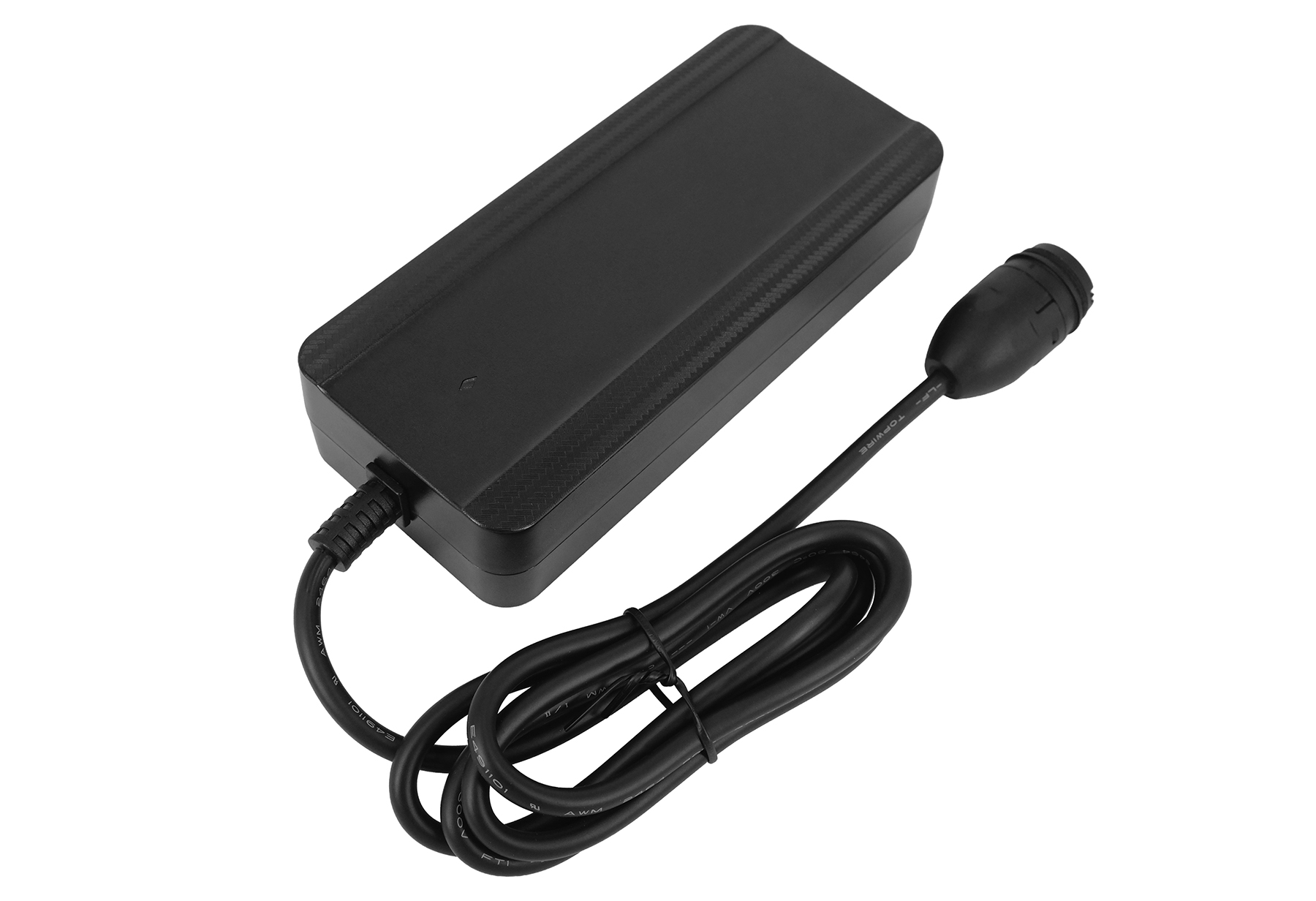 Un alimentatore nero con cavo arrotolato e connettore rotondo, su sfondo bianco.