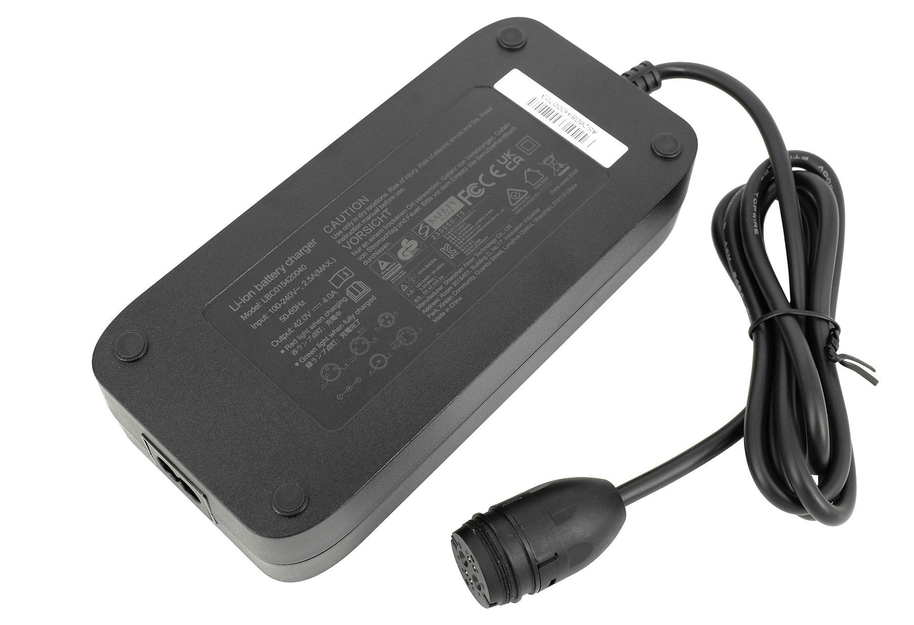 Un caricabatterie agli ioni di litio nero con specifiche tecniche stampate e un cavo collegato con connettore.