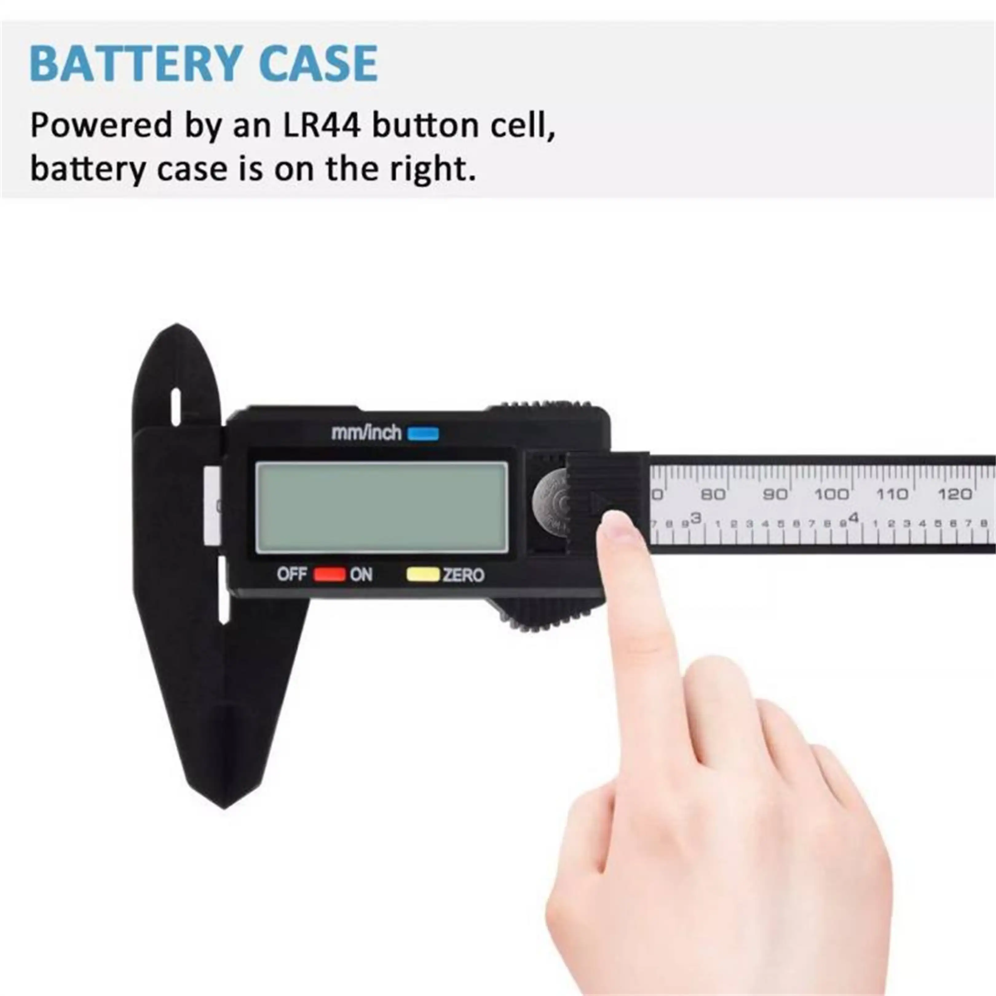 Hand öffnet das Batteriefach eines schwarzen digitalen Messschiebers auf weißem Hintergrund.