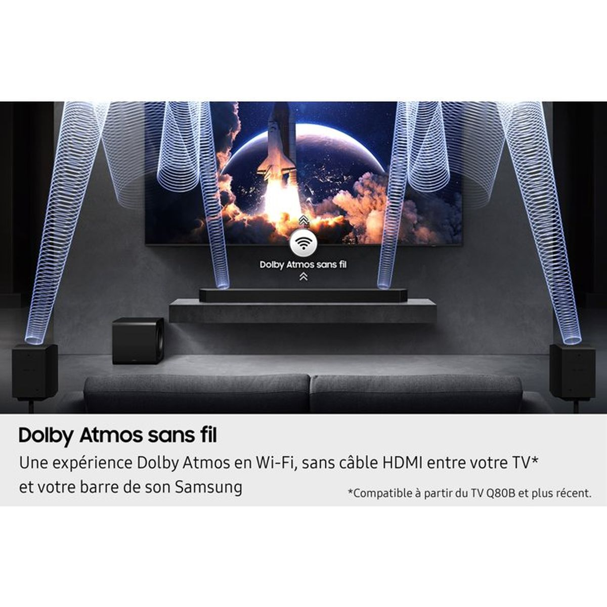 Wohnzimmer mit TV, Samsung Soundbar und drahtlosen Audio-Wellenvisualisierungen für Dolby Atmos.