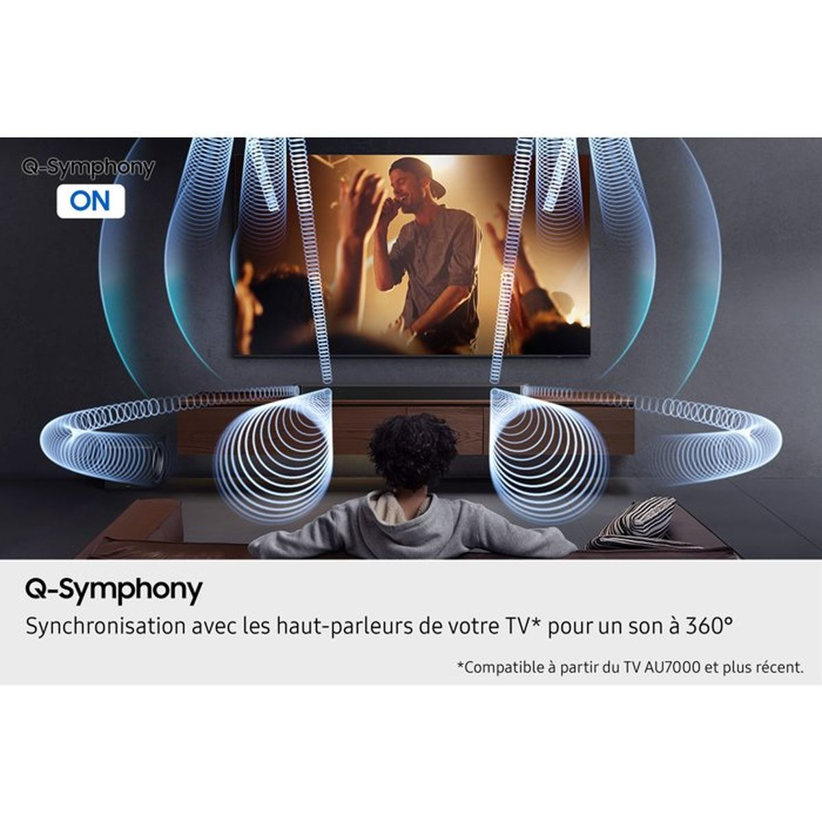 Eine Person sitzt vor einem Fernseher, dargestellt mit grafischen Schallwellen für Q-Symphony-Sound.