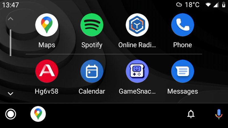 Android Auto Startbildschirm mit App-Symbolen wie Maps, Spotify und Telefon auf dunklem Hintergrund.