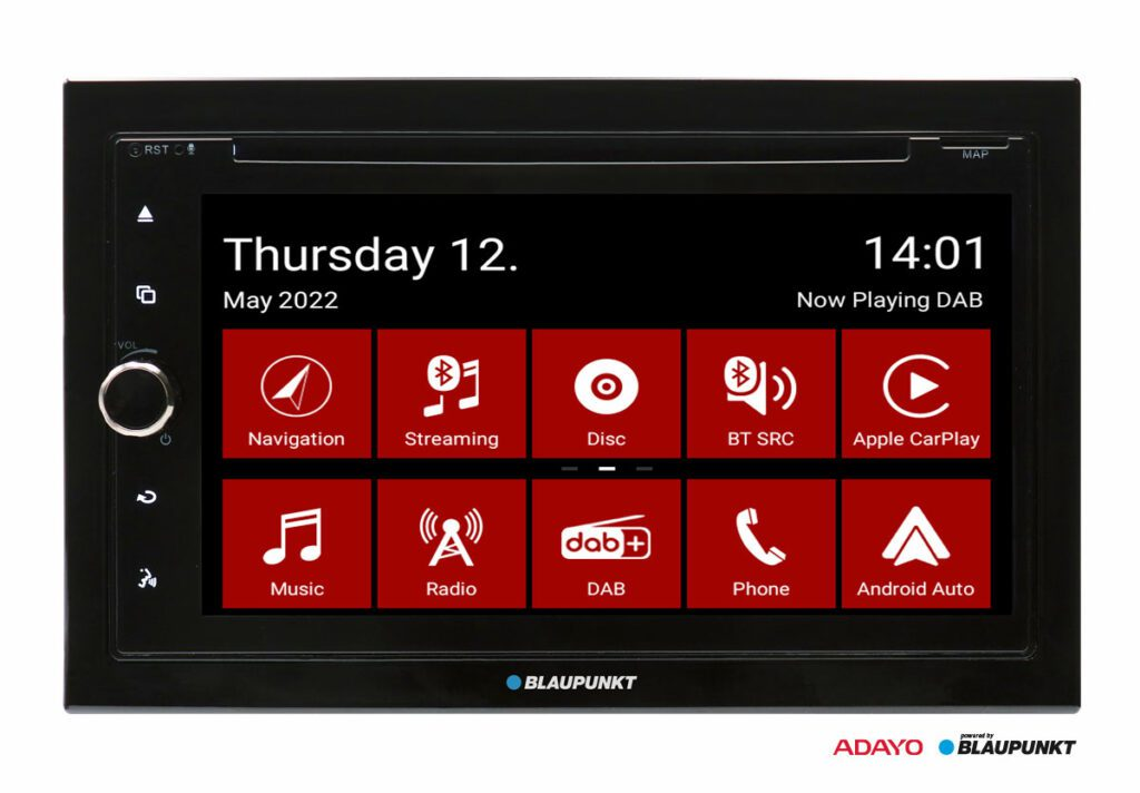 Ein Schwarzer Blaupunkt Auto-Multimedia-Bildschirm mit roter Menüoberfläche und App-Symbolen.