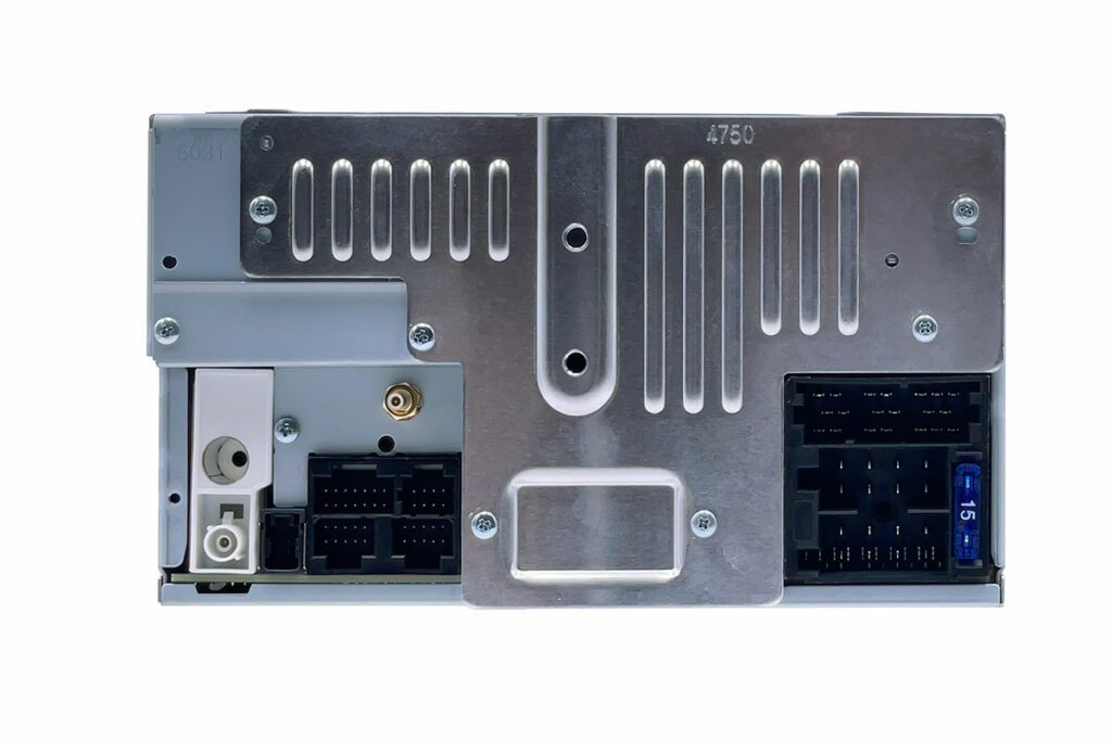 Die Rückseite eines Car-Audio-Geräts mit Metallgehäuse, Kühlrippen, Schrauben und verschiedenen Steckverbindungen.