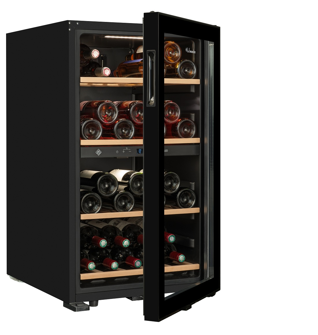Enfriador de vino negro con puerta de vidrio y estantes de madera llenos de botellas sobre fondo blanco.