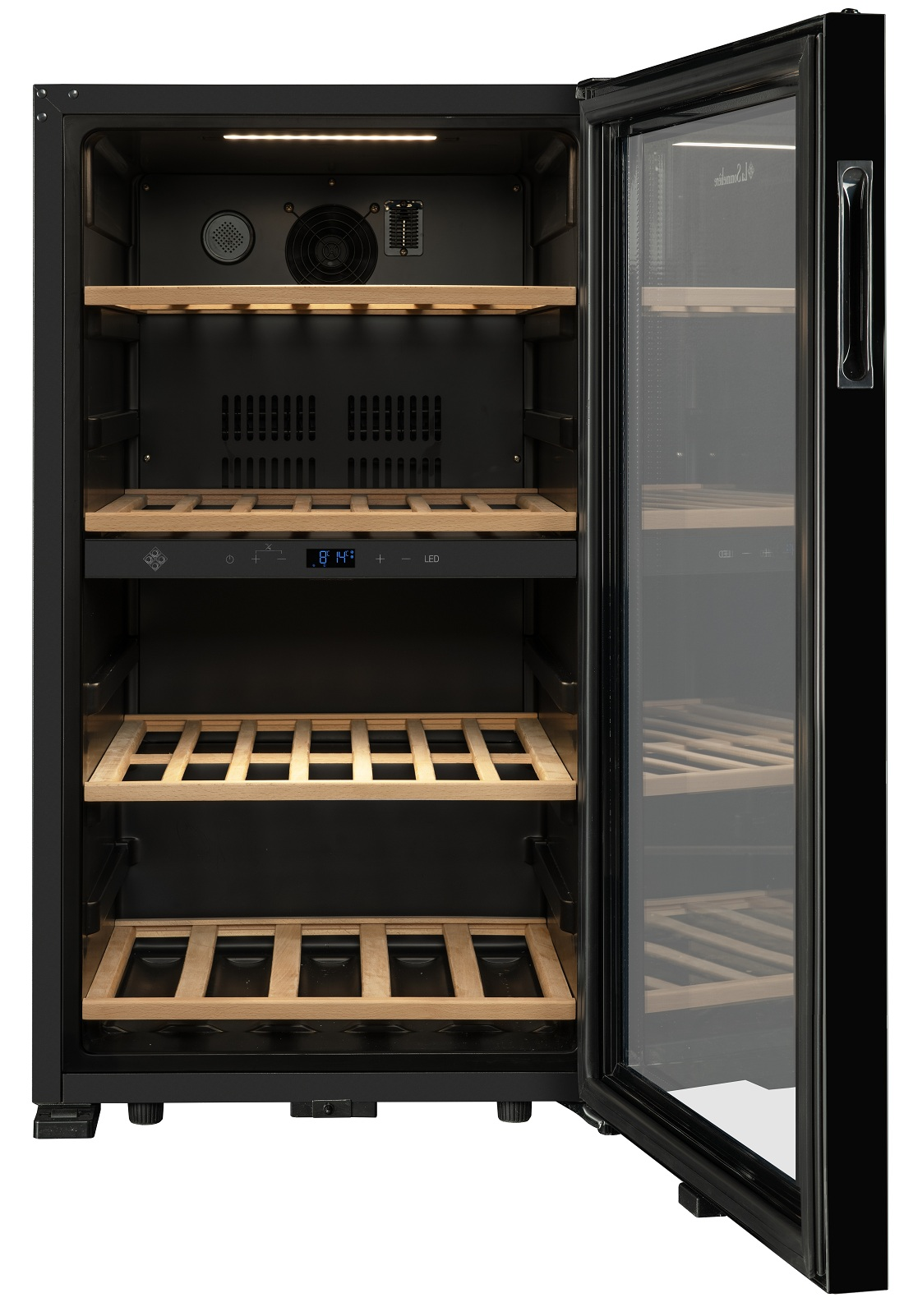 Un enfriador de vino negro con puerta de vidrio y cuatro estantes de madera en el interior iluminado.