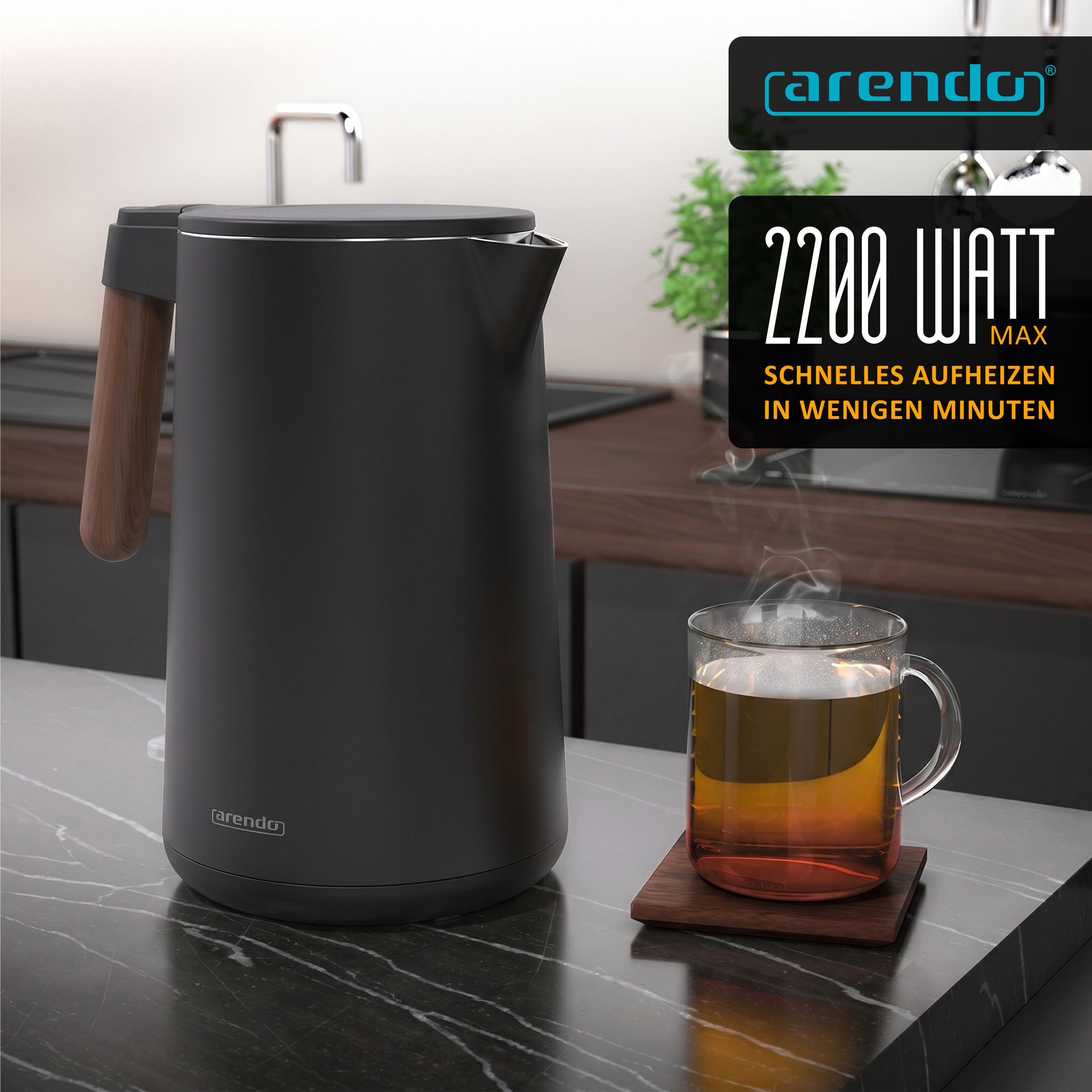 Ein schwarzer Arendo-Wasserkocher mit Holzgriff steht neben einer Tasse Tee auf einer Marmorarbeitsplatte in einer Küche.