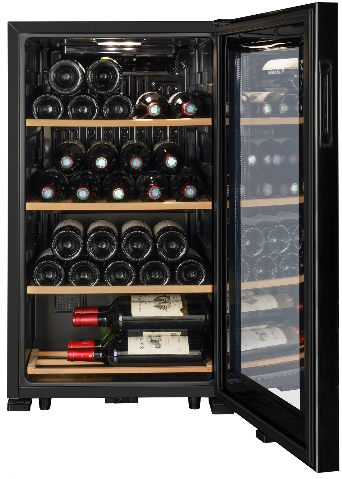 Un enfriador de vinos abierto con estantes de madera llenos de varias botellas de vino.