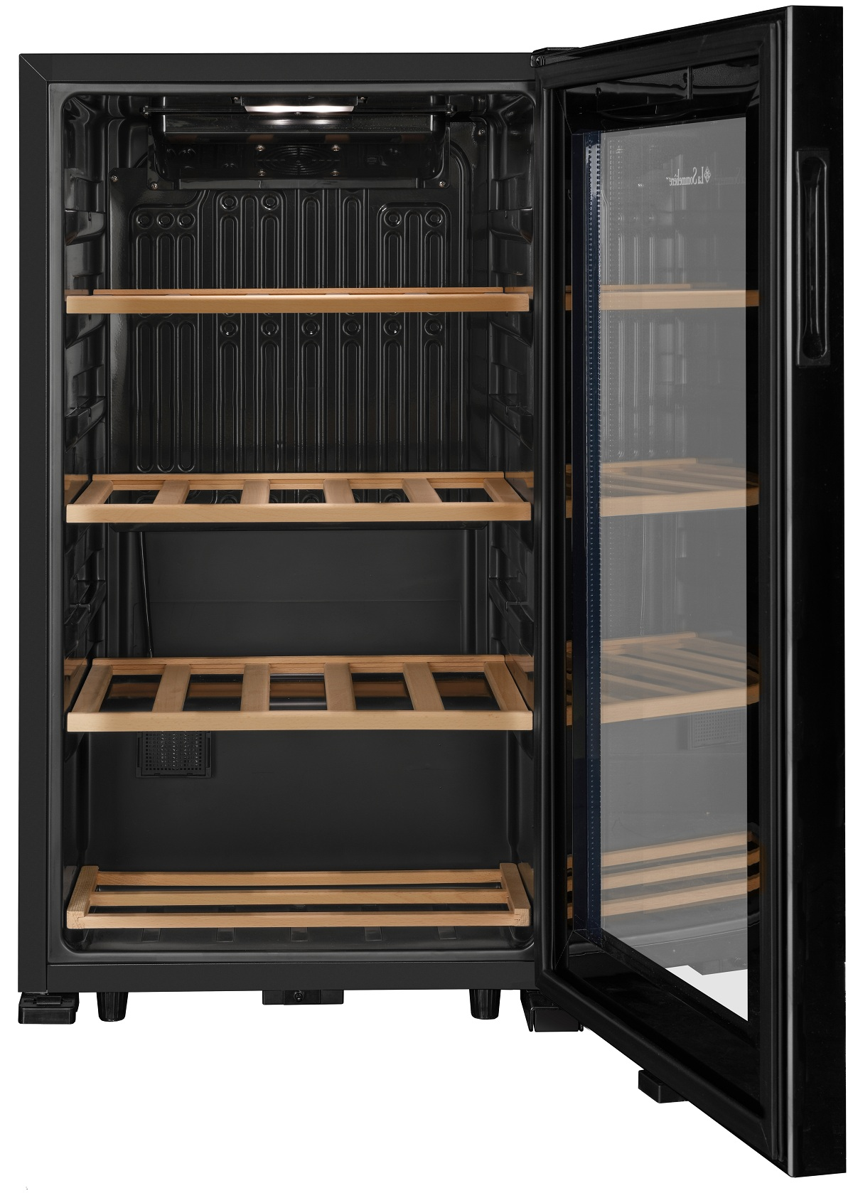 Un enfriador de vinos negro con estantes de madera y puerta de vidrio abierta.