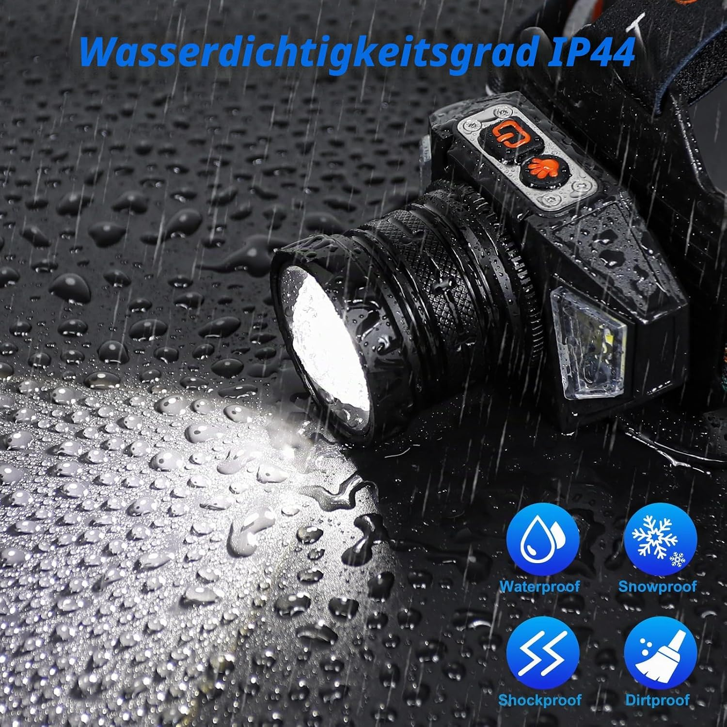 Eine schwarze Stirnlampe auf nassem Untergrund im Regen mit Symbolen für wasser-, schnee-, stoß- und schmutzfest.
