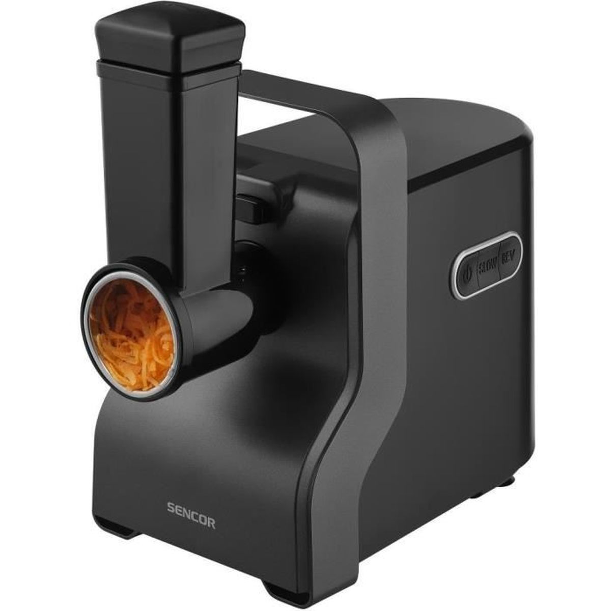 Schwarze Sencor Küchenmaschine mit einem Schacht zur Gemüsezubereitung, geraspelte Karotten im Auslass.