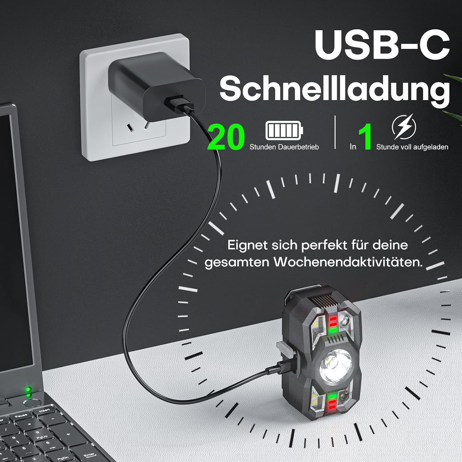 Eine schwarze Stirnlampe wird mit einem USB-C-Kabel an einer Steckdose geladen, neben einem Laptop.