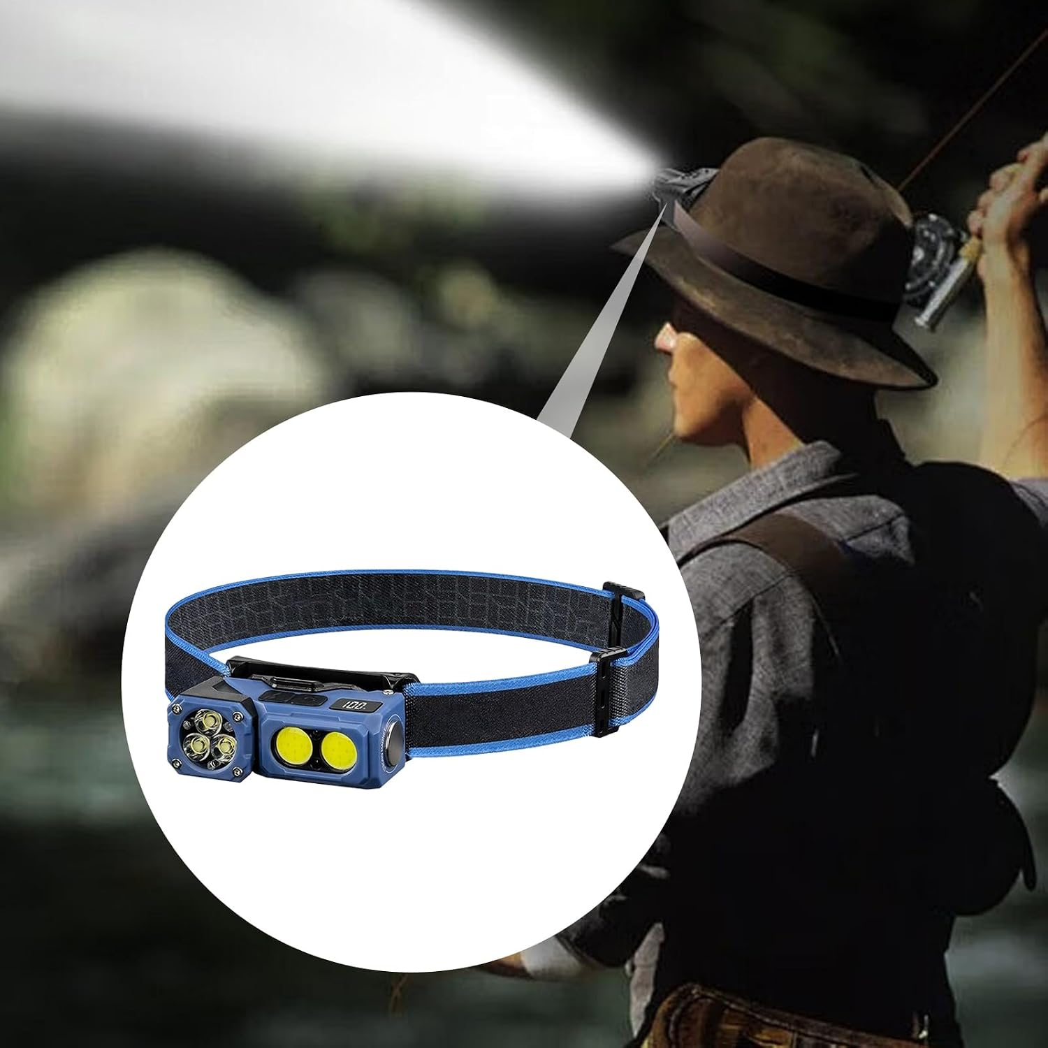 Eine blaue Stirnlampe mit elastischem Band und zwei großen gelben LEDs im Fokus, getragen von einem Angler.