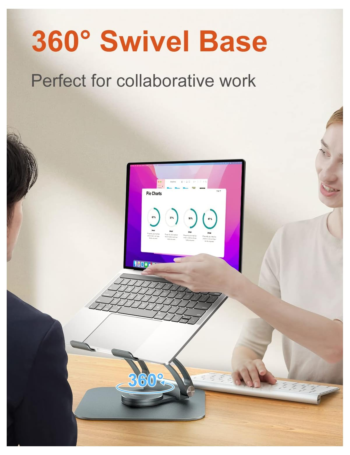 Zwei Personen nutzen einen Laptop auf einem verstellbaren, um 360 Grad drehbaren Ständer an einem Holztisch.