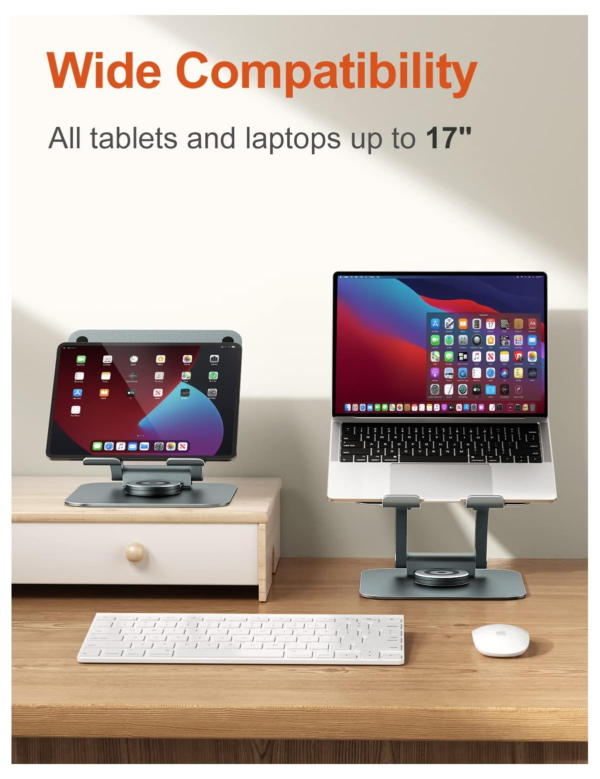 Ein Tablet und Laptop auf Ständern stehen auf einem Holzschreibtisch neben einer Tastatur und Maus.