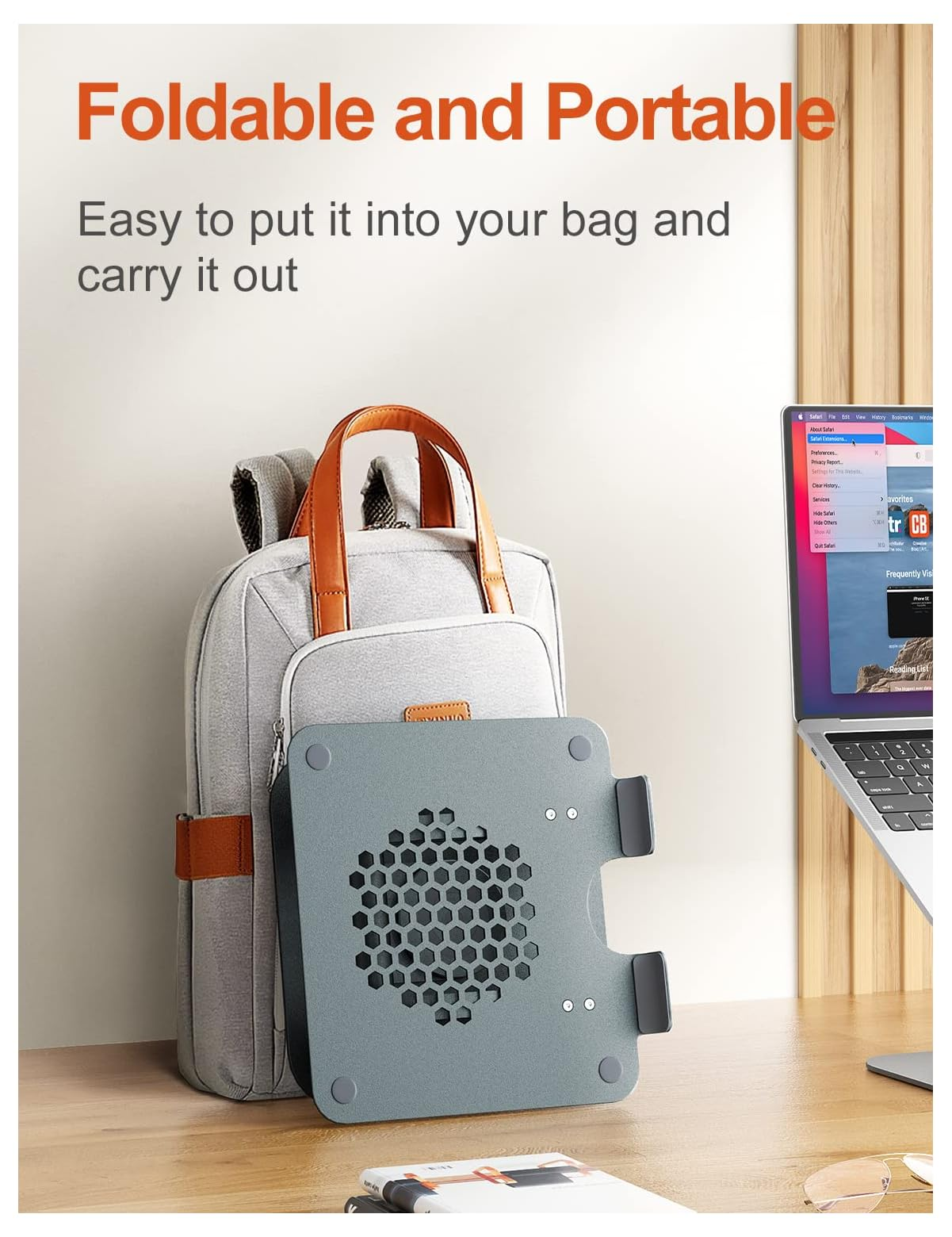 Ein zusammenklappbarer Laptopständer vor einem Rucksack auf einem Holztisch, neben einem Laptop.