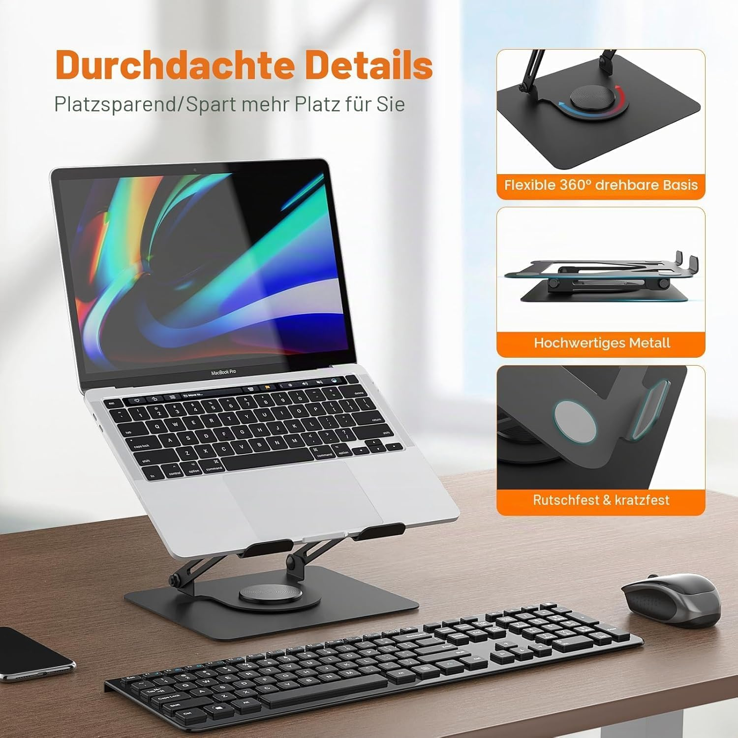Laptop auf einem verstellbaren, schwarzen Metallständer mit Tastatur und Maus auf einem Holztisch.